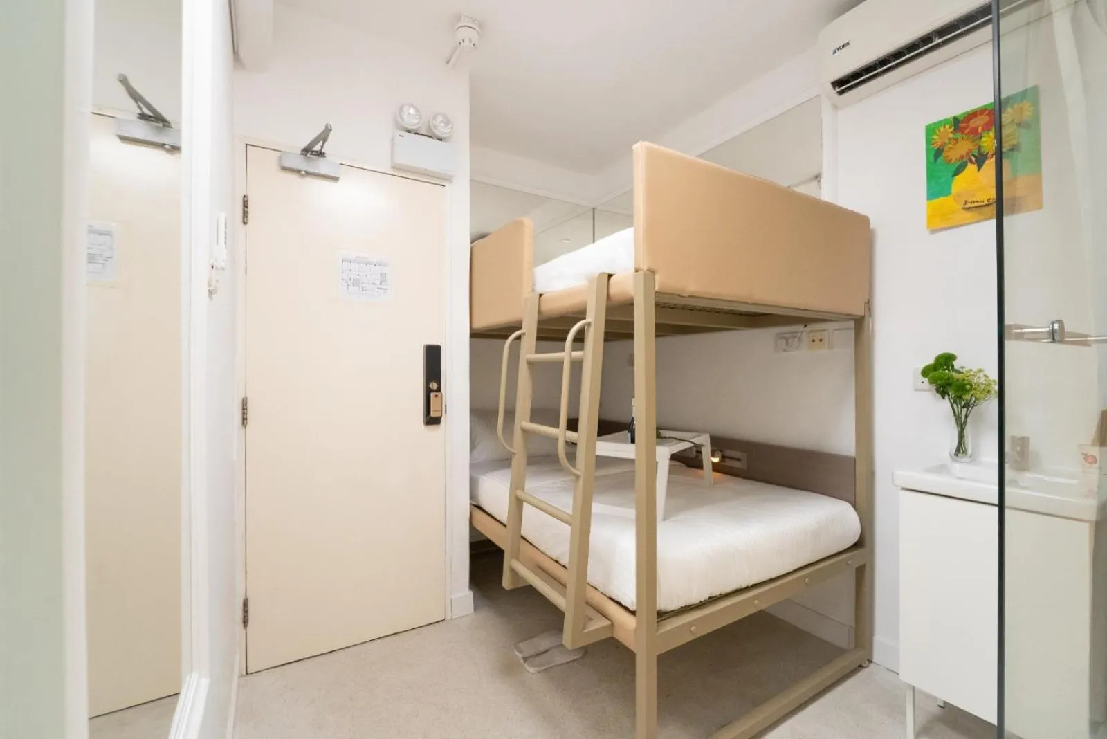 bunk bed, Bed in Apple lnn Causeway Bay