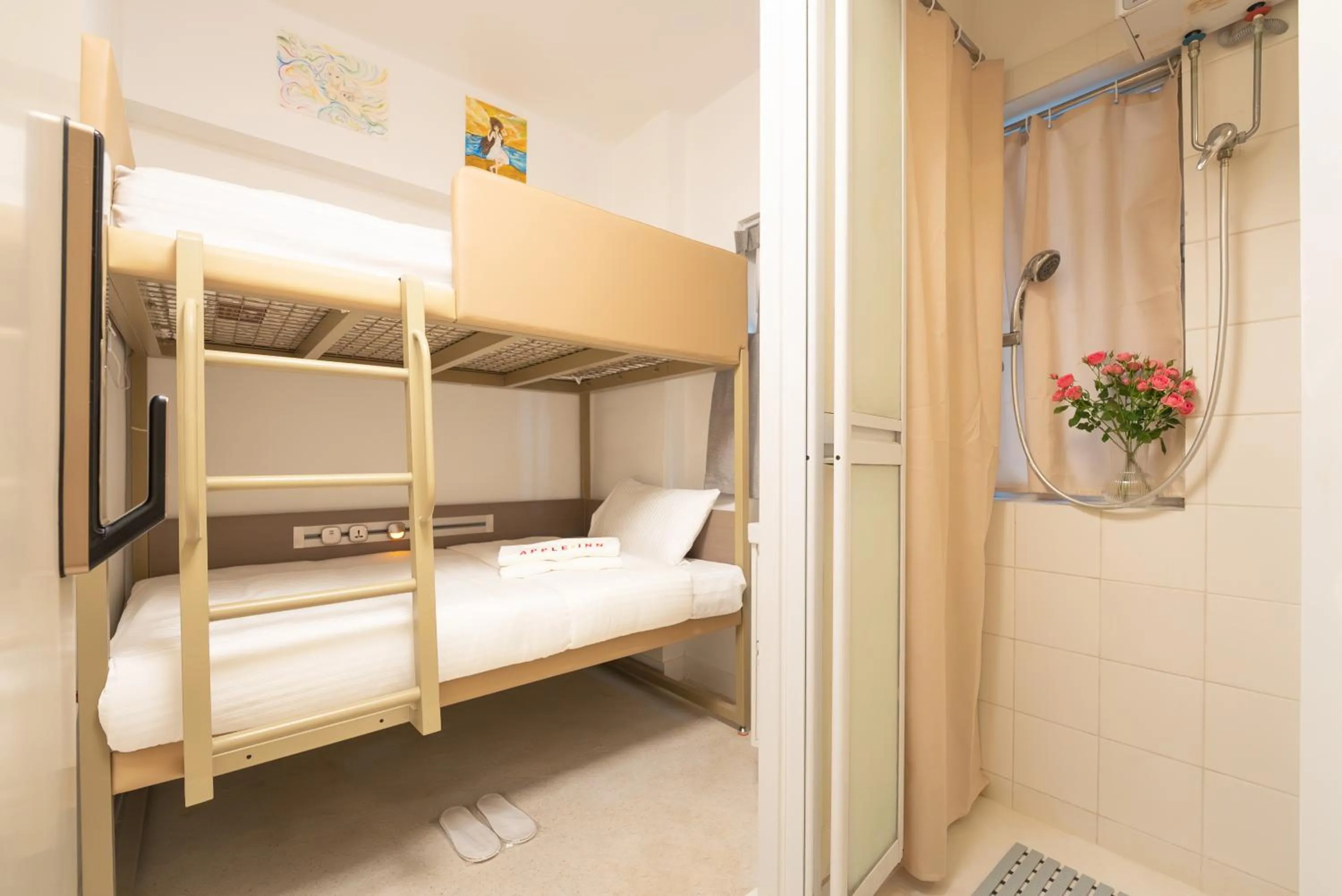 bunk bed, Bed in Apple lnn Causeway Bay