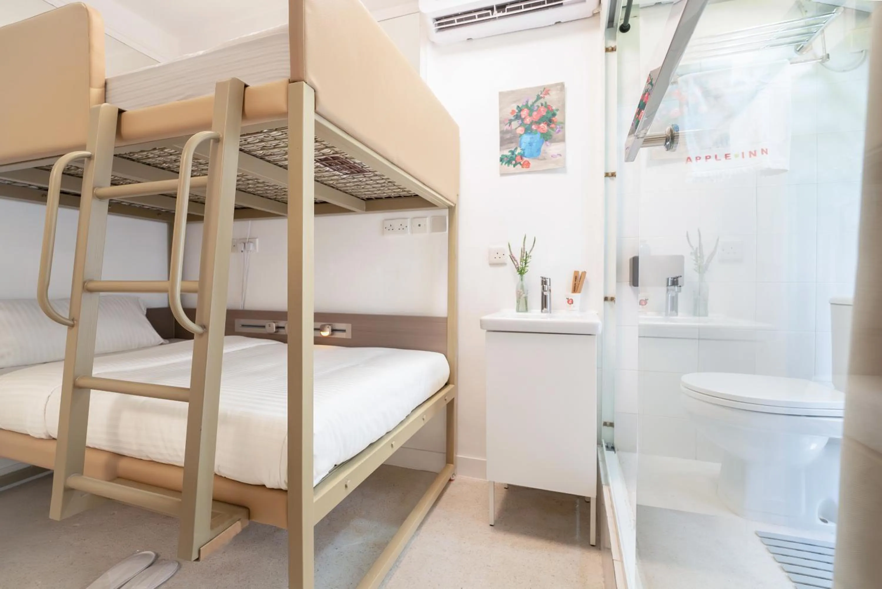 bunk bed, Bed in Apple lnn Causeway Bay