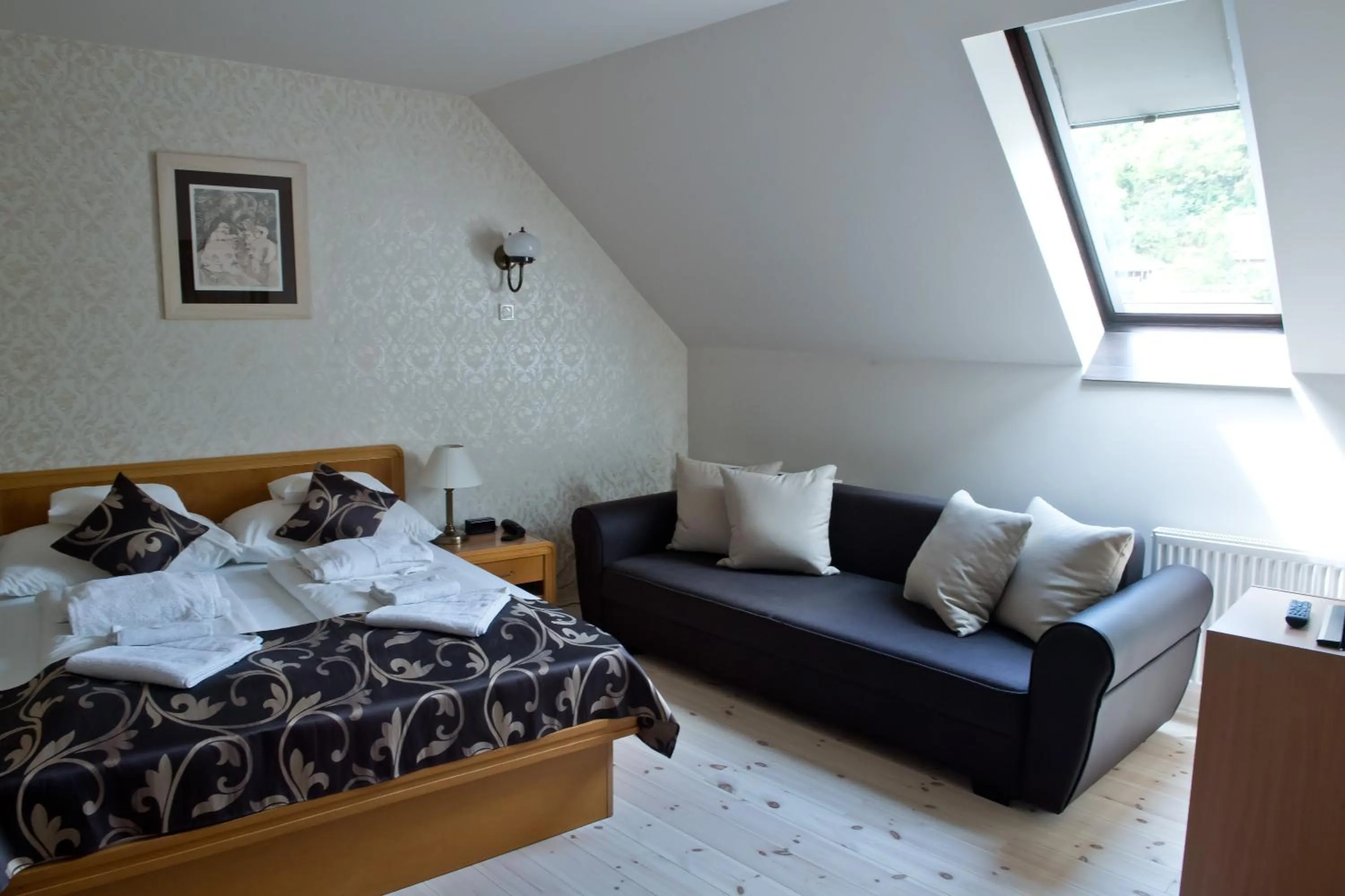 Photo of the whole room, Bed in Toldi Fogadó