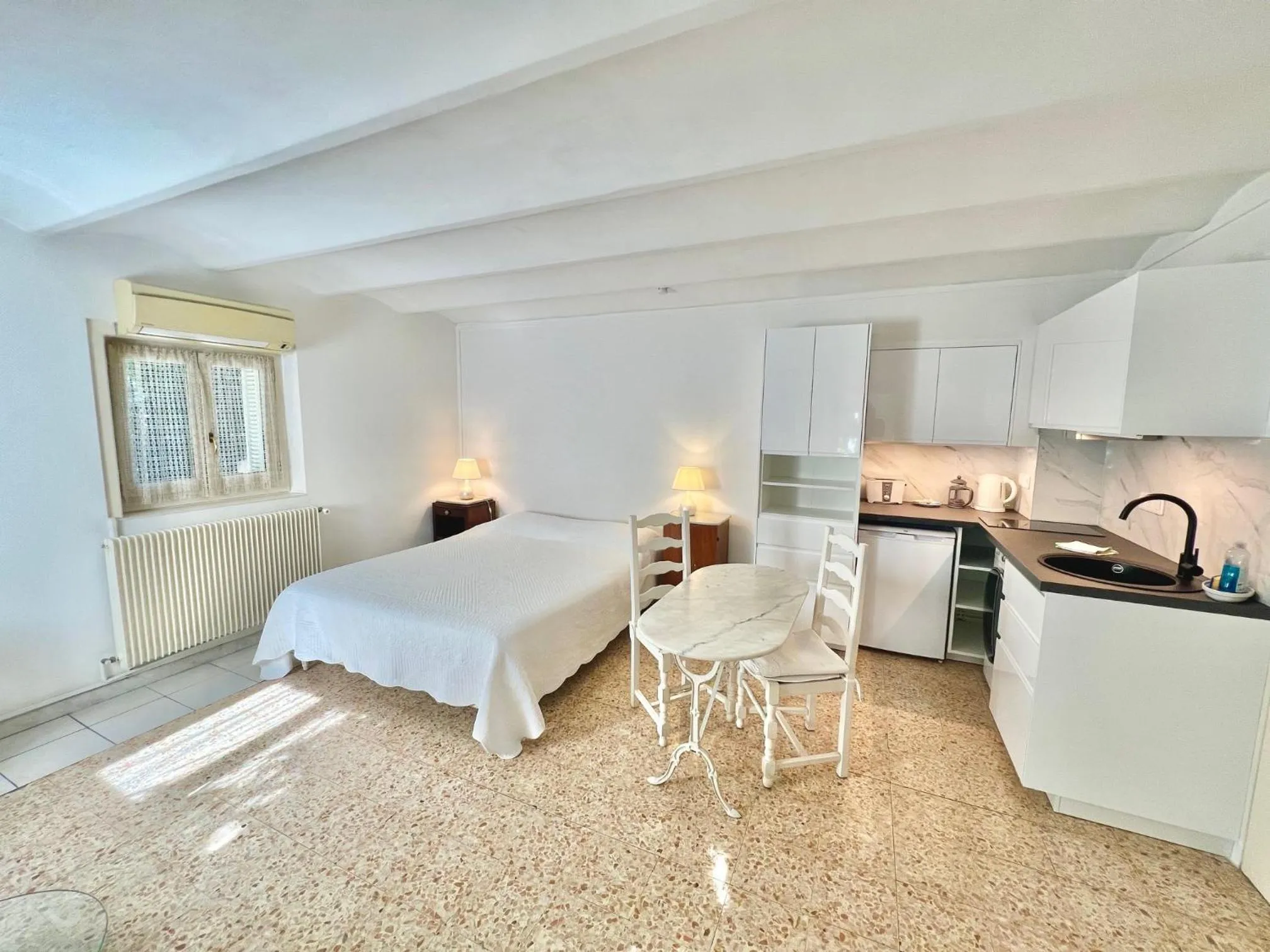 Kitchen or kitchenette, Bed in Résidence La Villa Léonie