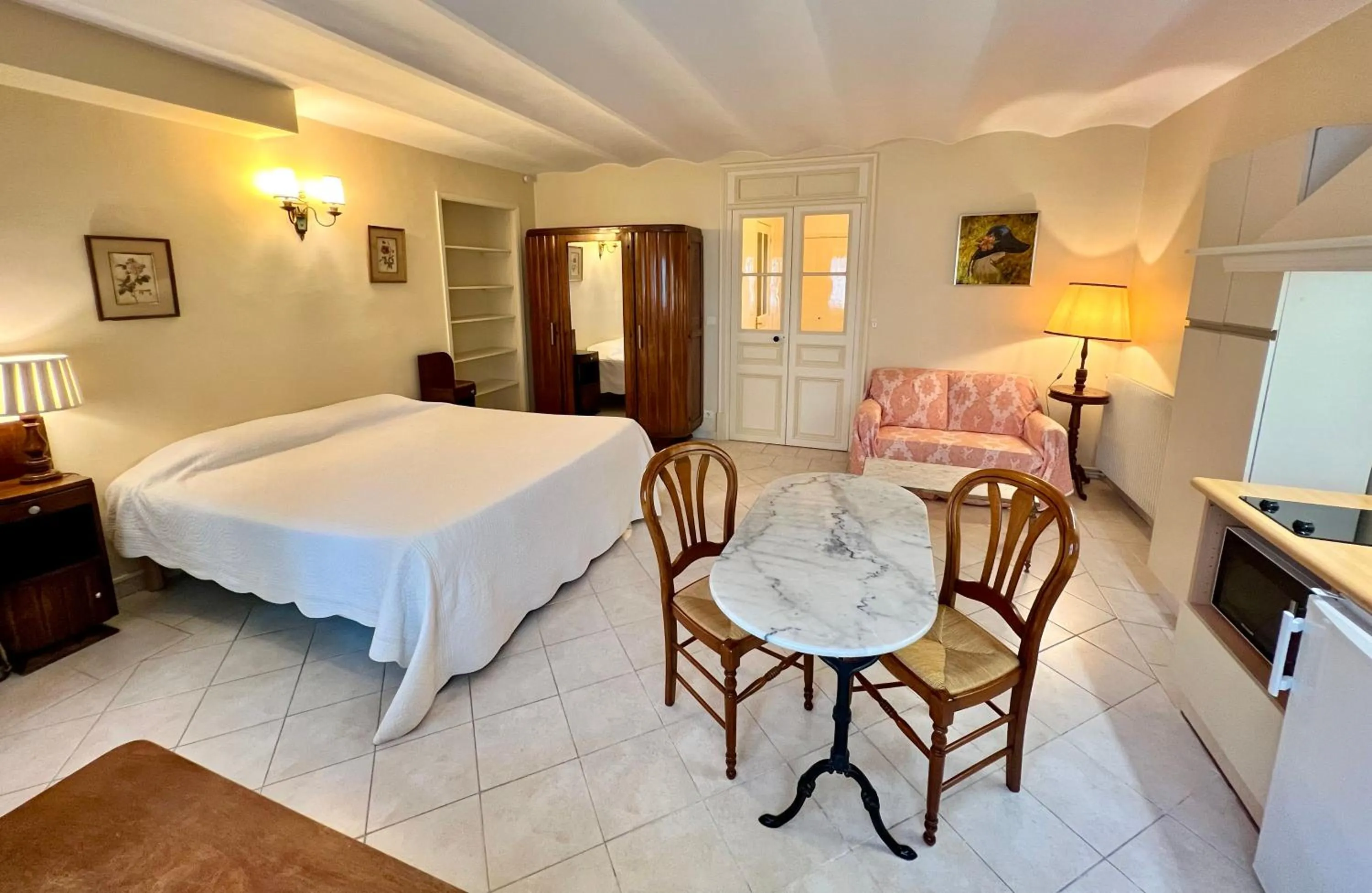 Photo of the whole room, Bed in Résidence La Villa Léonie