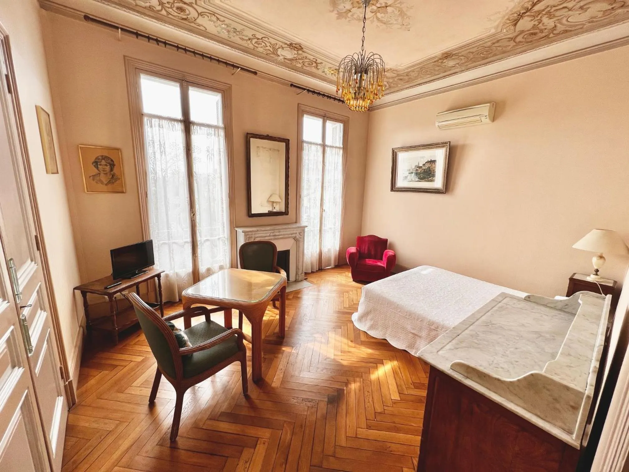Dining area, Bed in Résidence La Villa Léonie