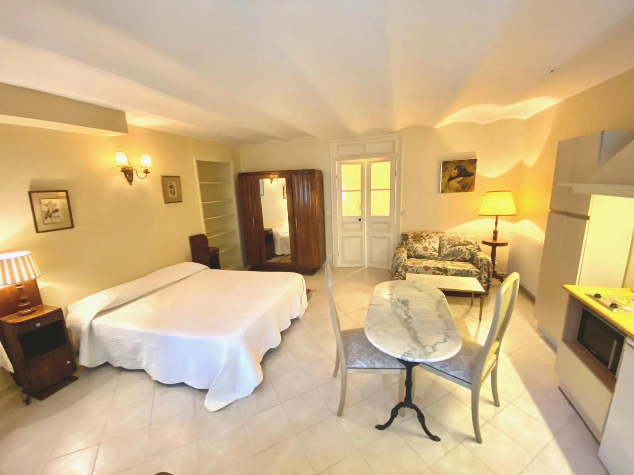 Photo of the whole room, Bed in Résidence La Villa Léonie