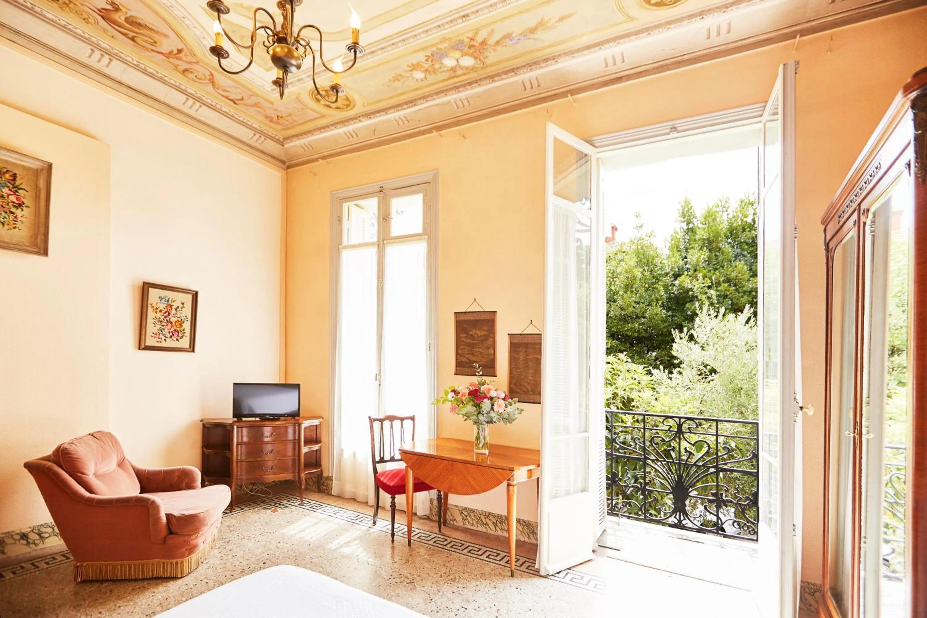 Dining area in Résidence La Villa Léonie