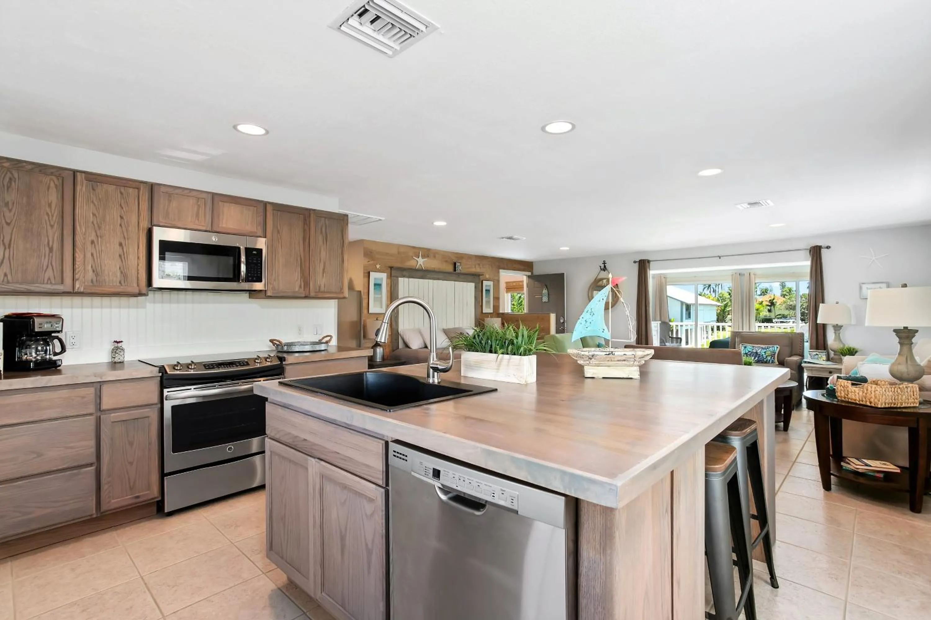 Kitchen or kitchenette in Latitude 26 Waterfront Boutique Resort - Bonita Springs