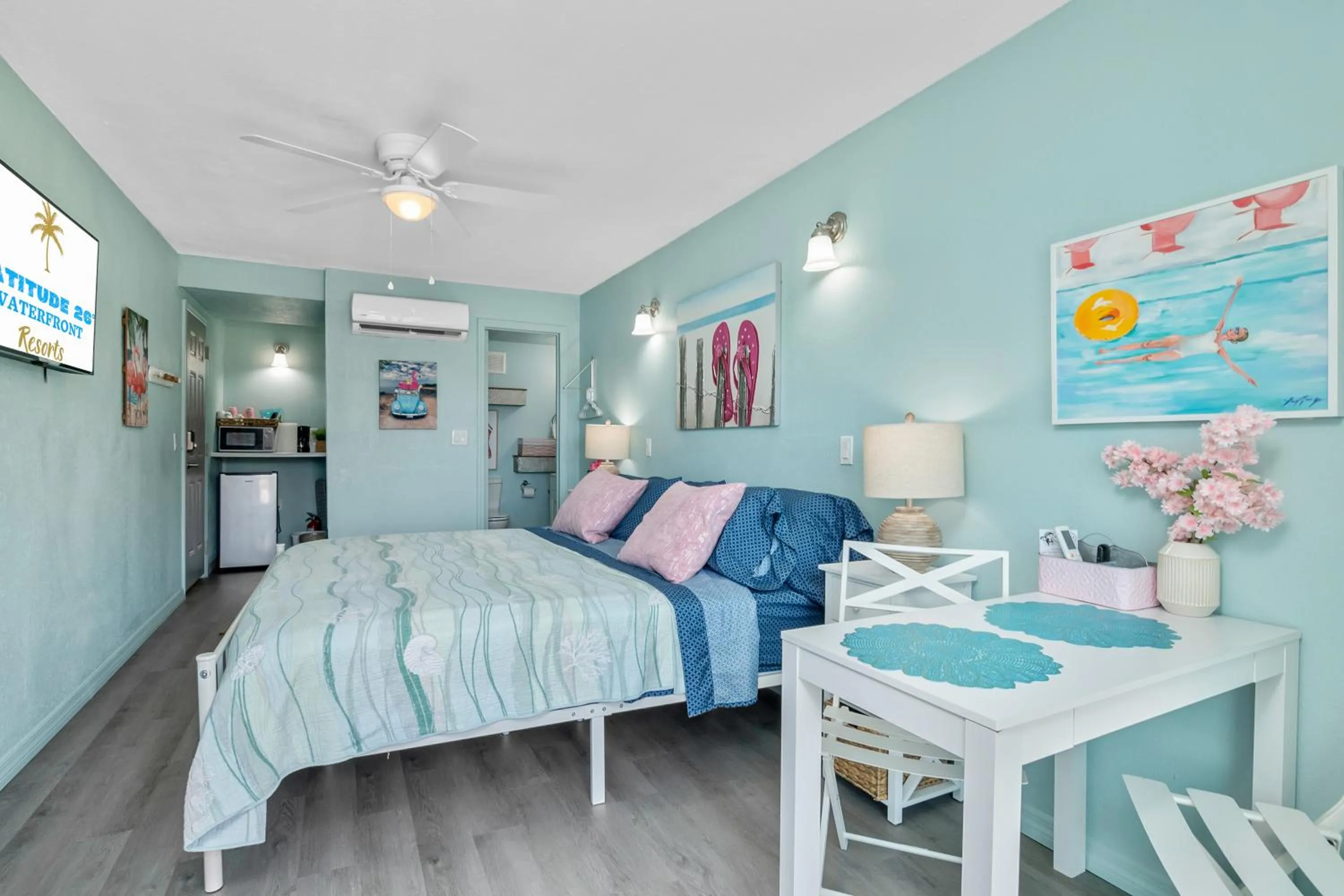 Kitchen or kitchenette, Bed in Latitude 26 Waterfront Boutique Resort - Bonita Springs