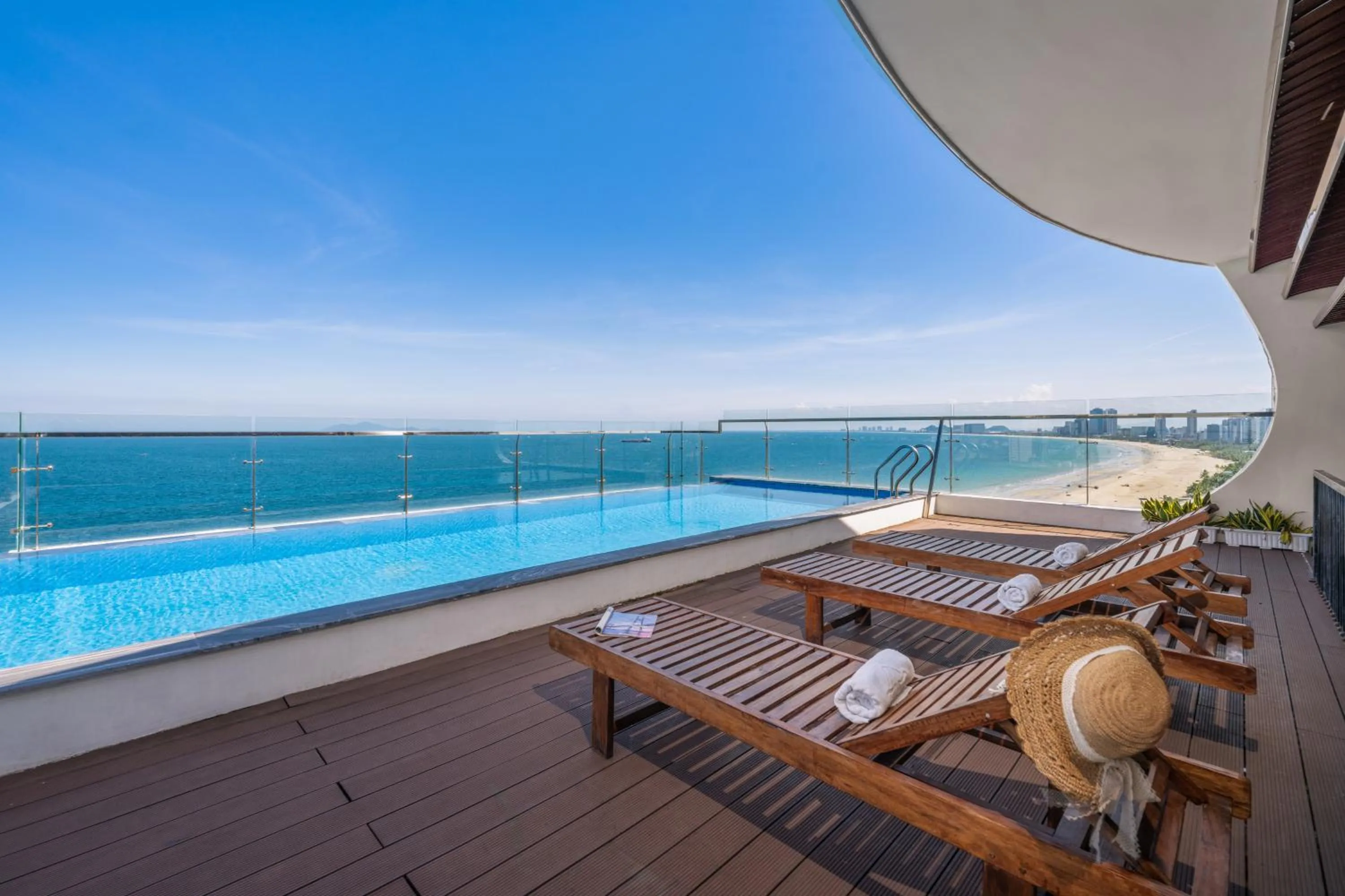 Swimming pool in De Lamour Hotel Da Nang