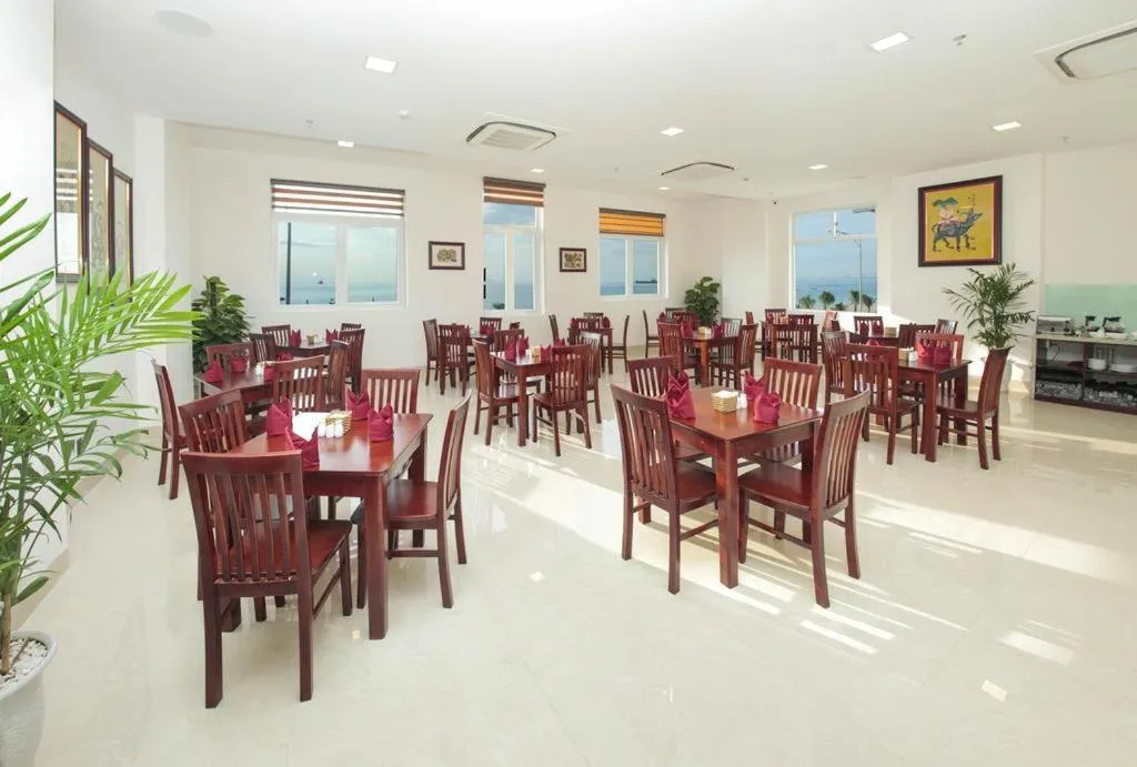 Restaurant/places to eat in De Lamour Hotel Da Nang