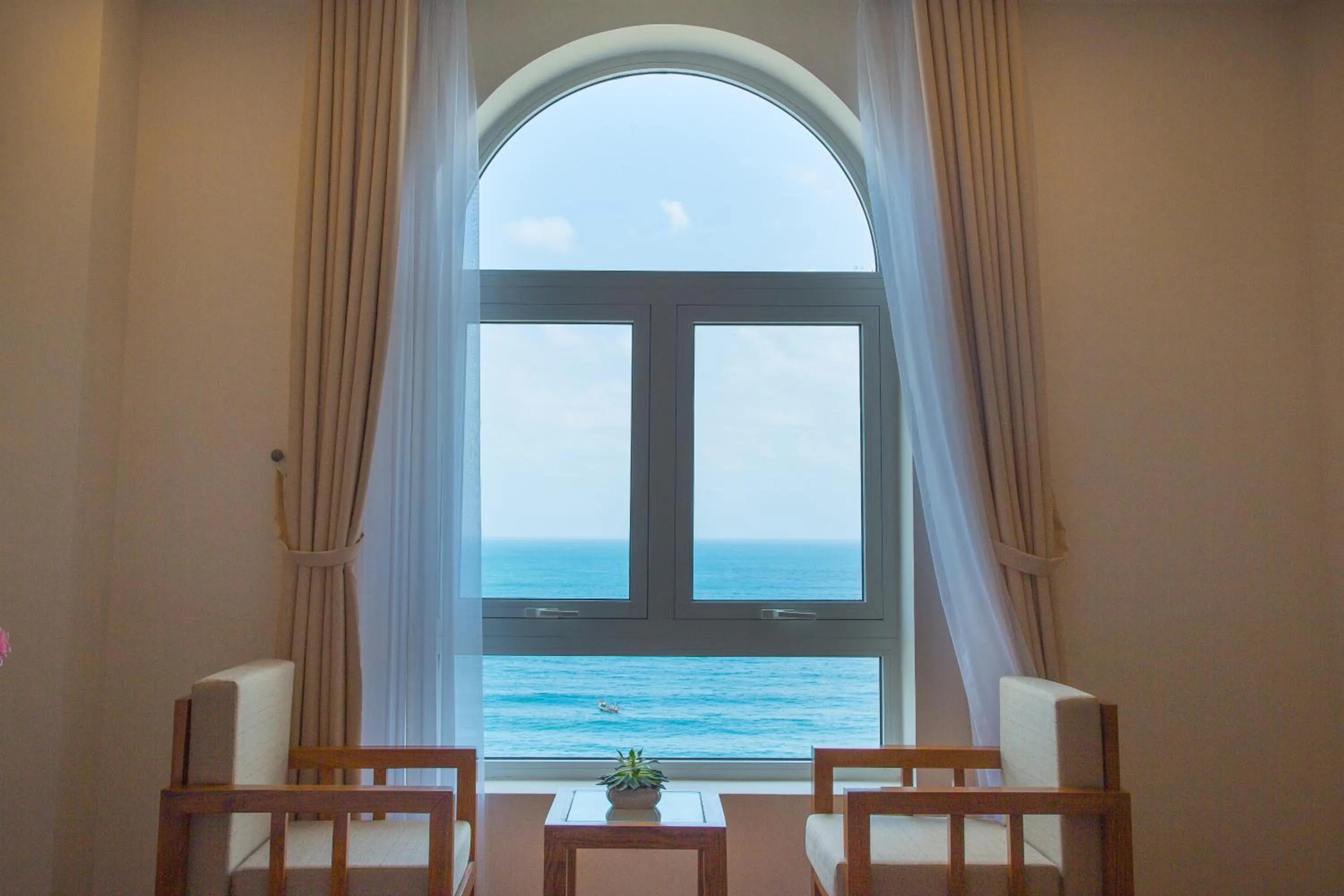 Dining area in De Lamour Hotel Da Nang