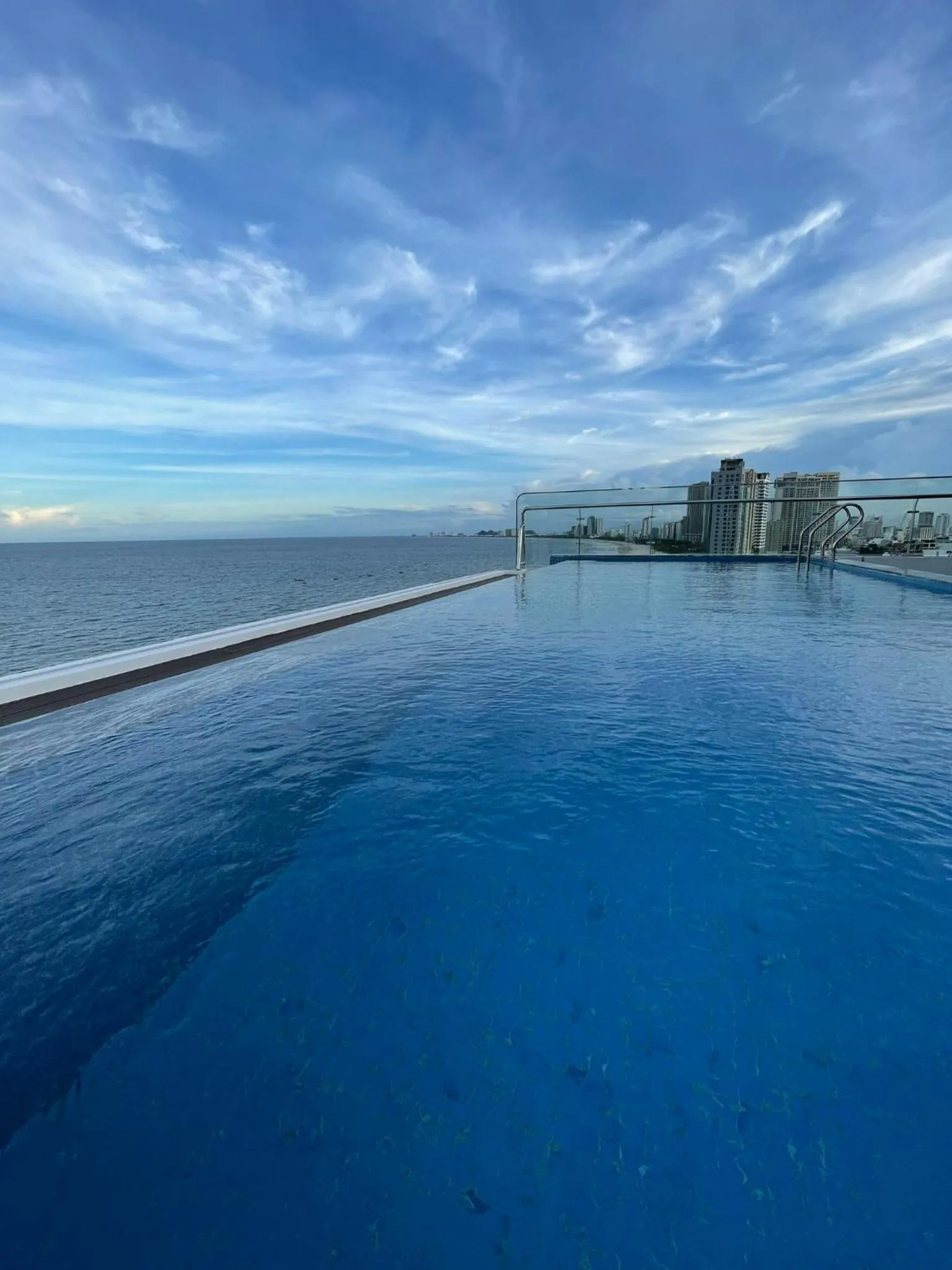 Swimming pool in De Lamour Hotel Da Nang