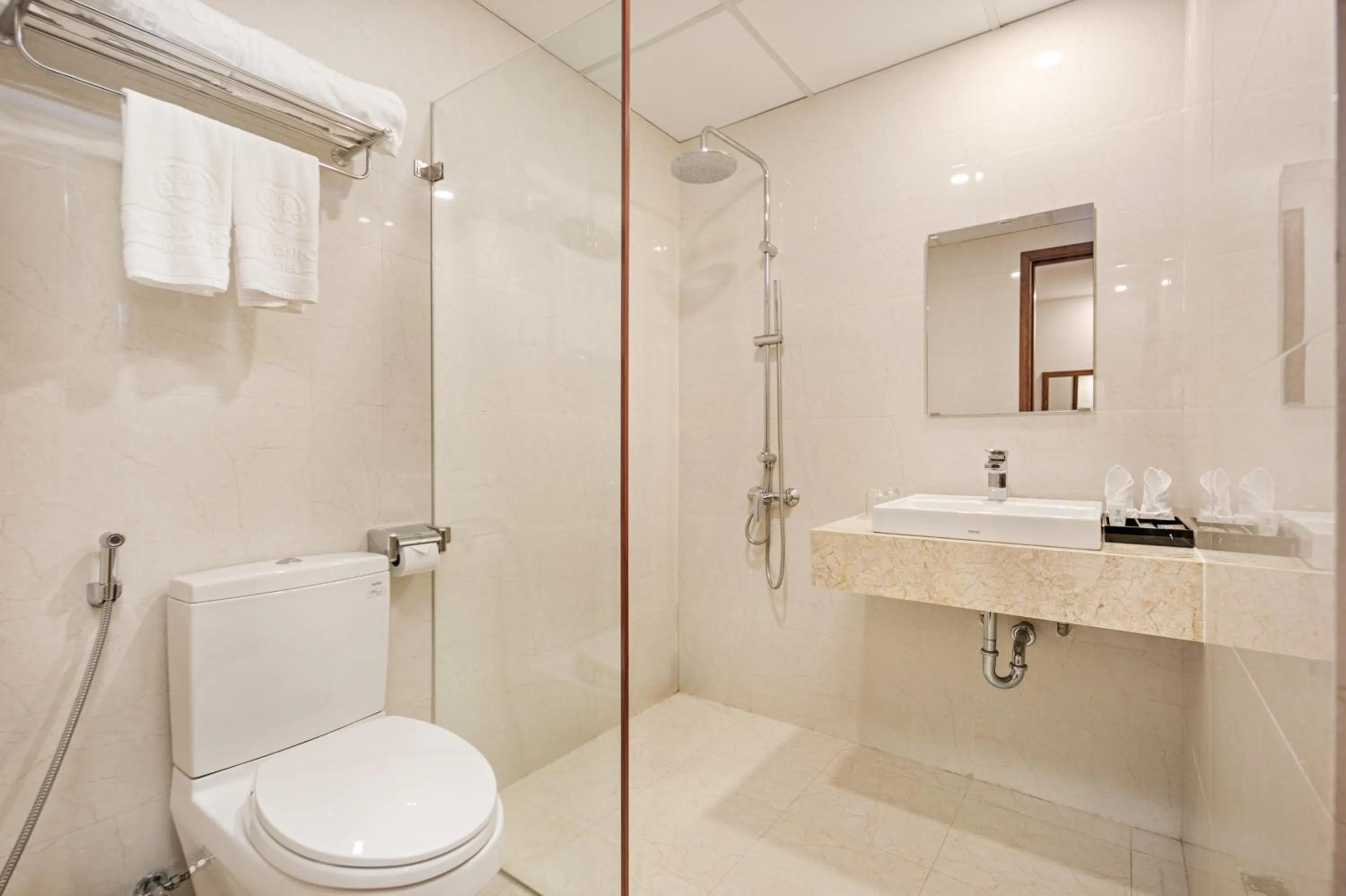 Shower in De Lamour Hotel Da Nang