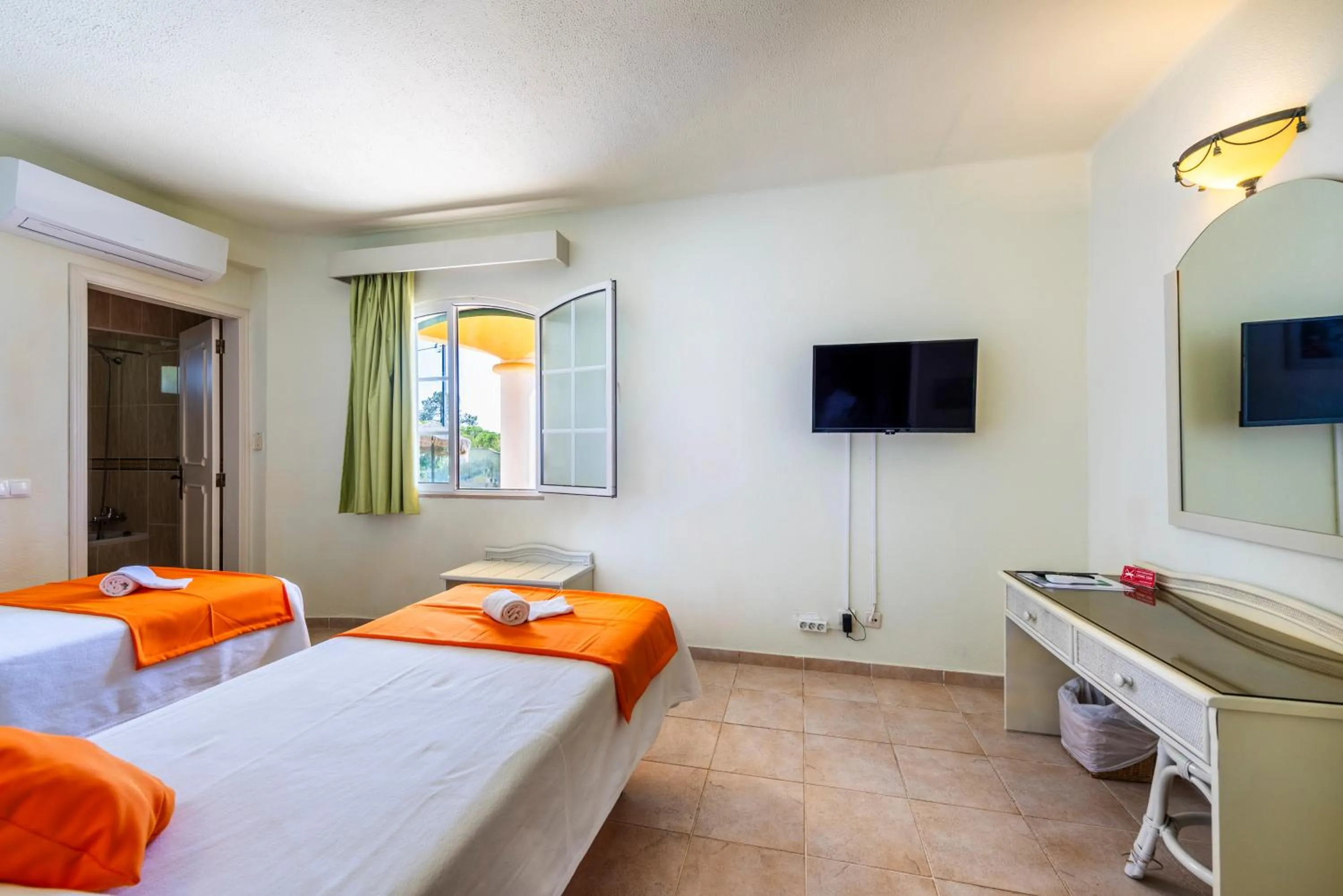 Bedroom, Bed in Hotel Pinhal do Sol