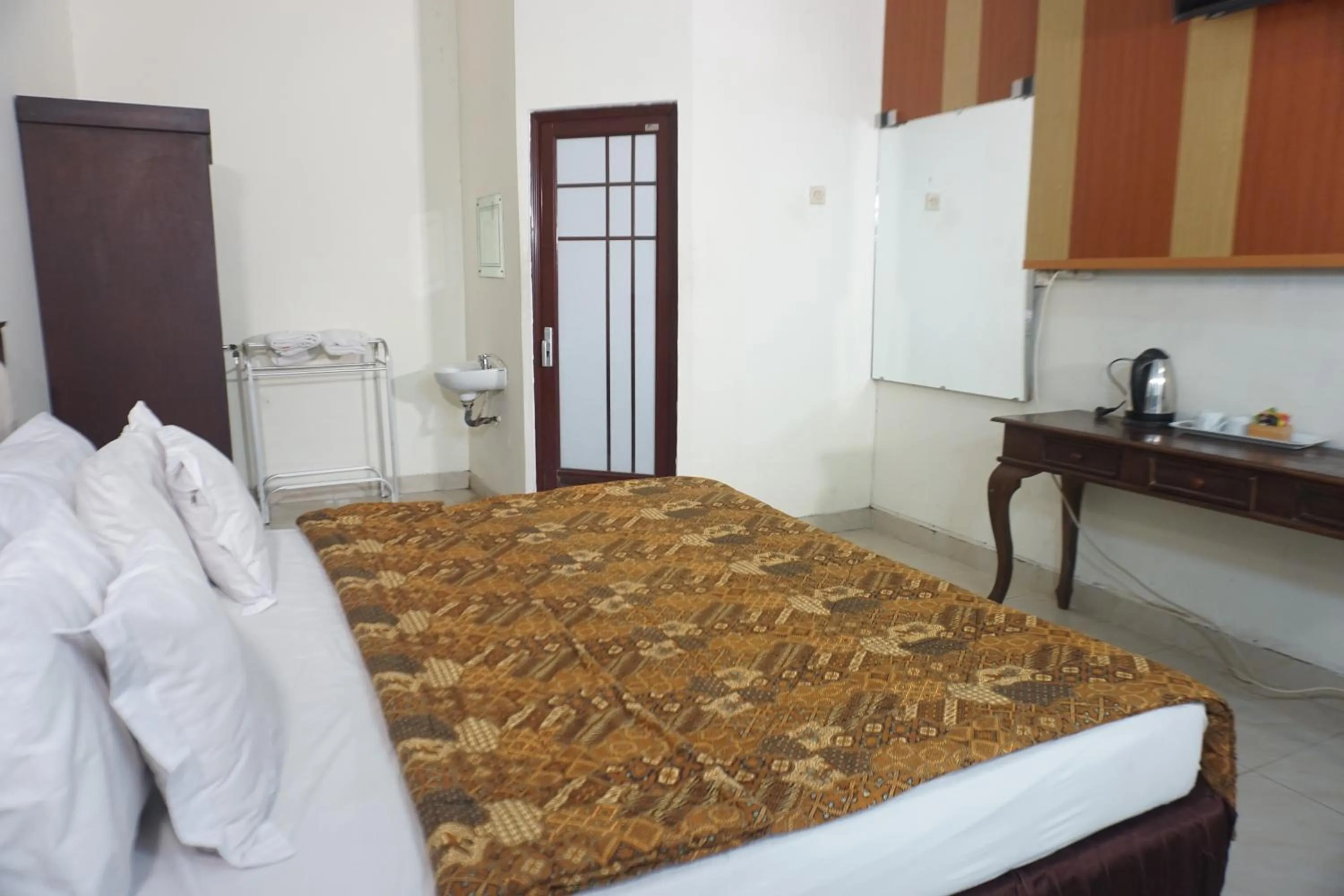 Photo of the whole room, Bed in Hotel Laweyan Solo
