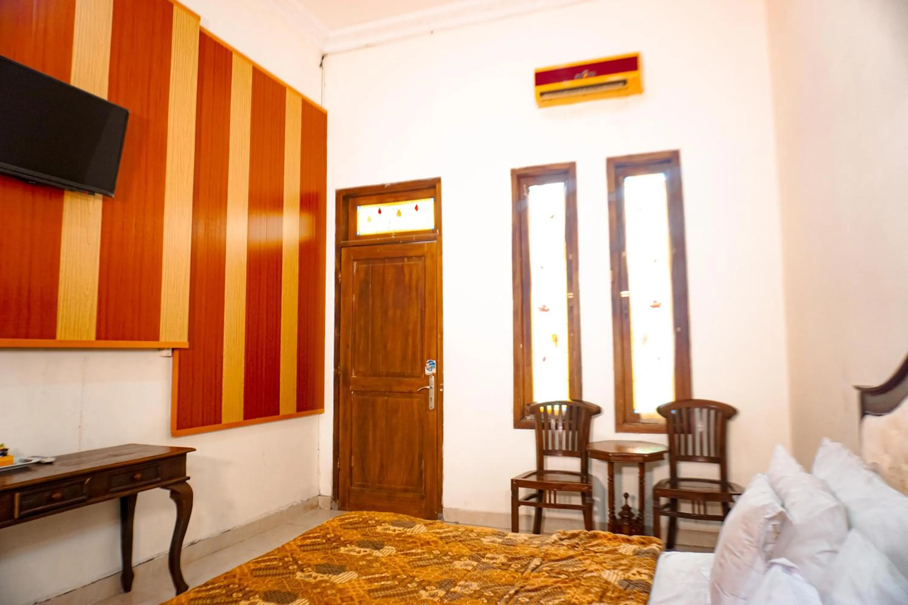 Photo of the whole room, Bed in Hotel Laweyan Solo