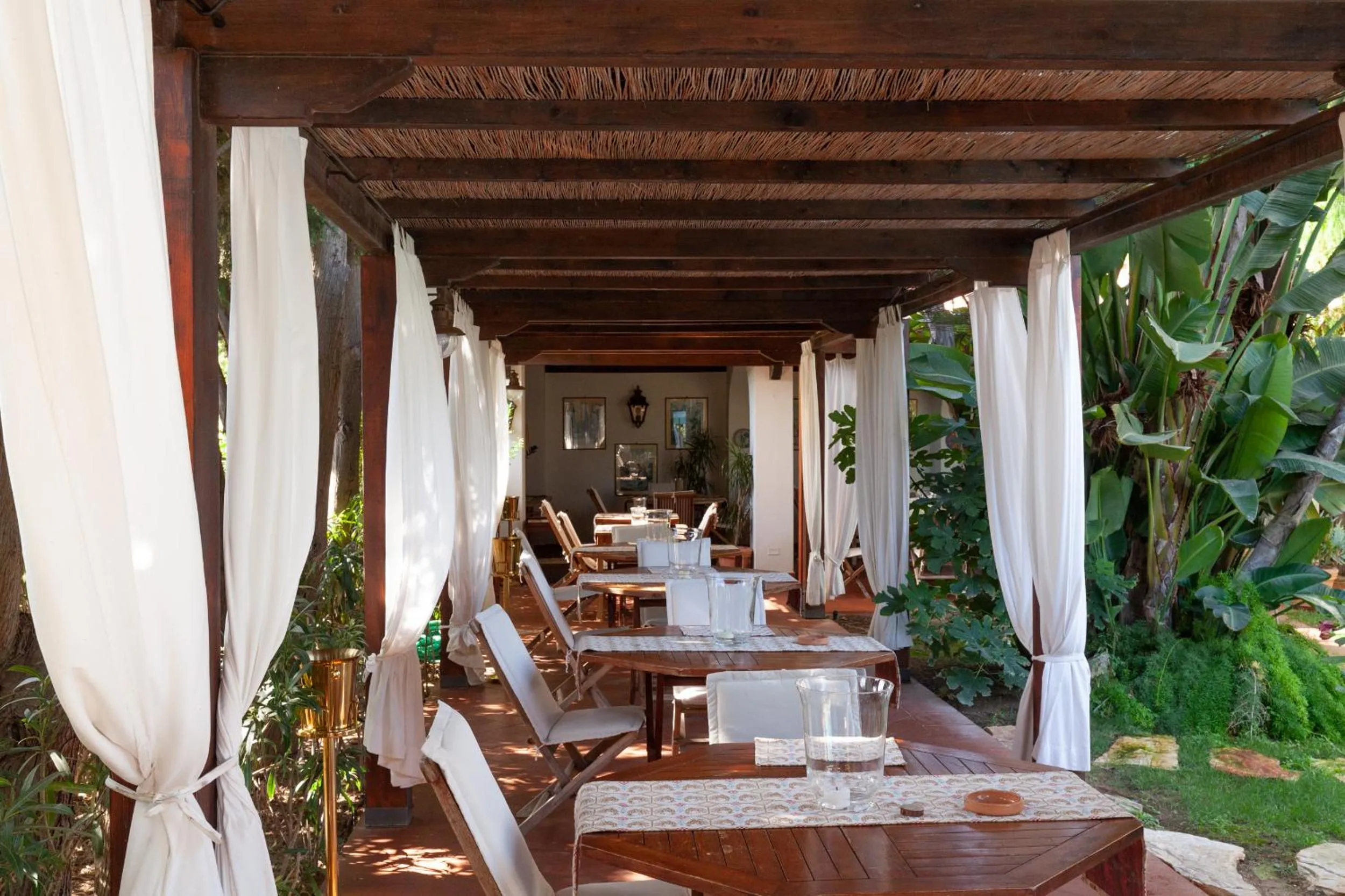 Restaurant/places to eat in Nora Club Hotel & Spa