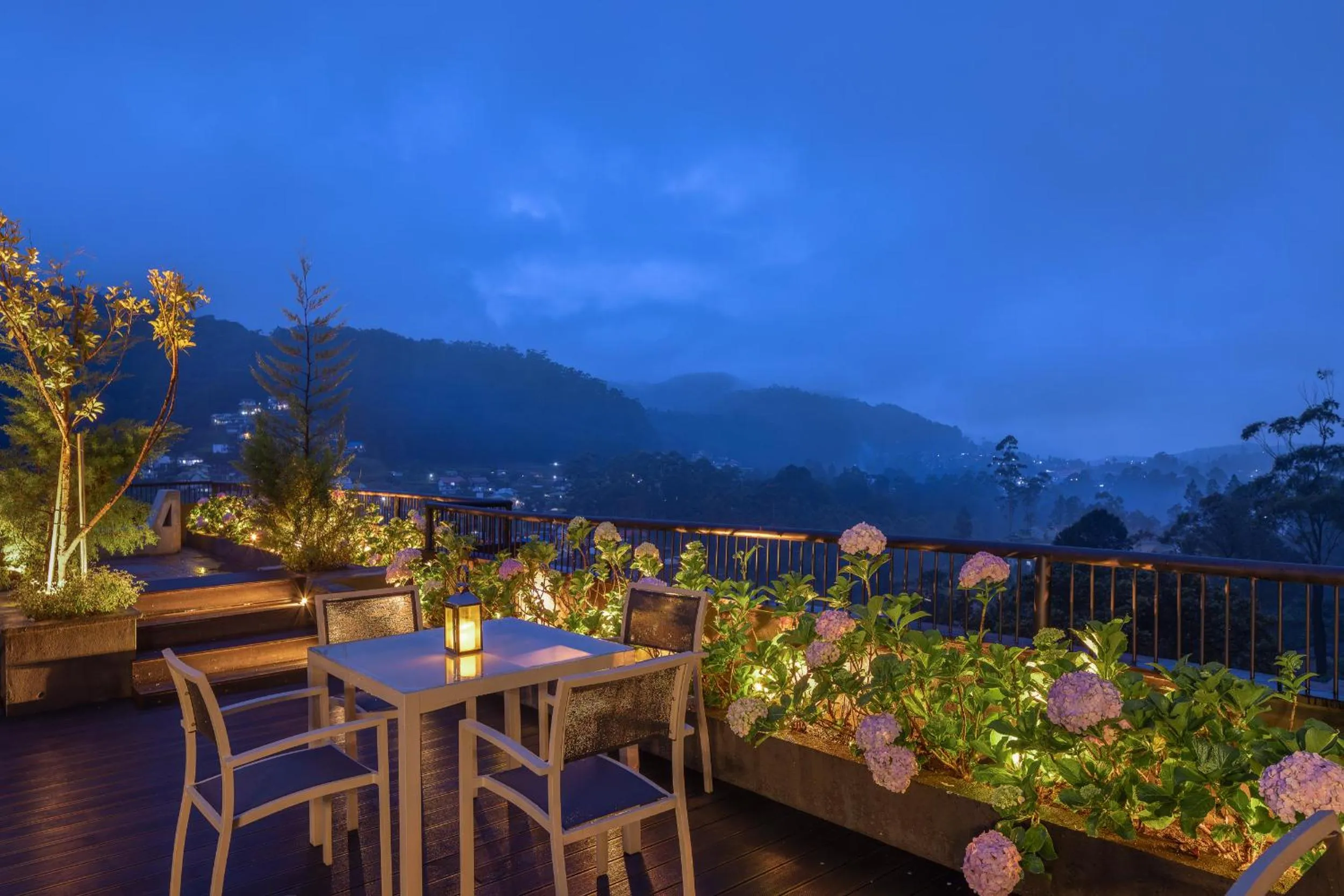 Restaurant/places to eat in The Golden Ridge Hotel