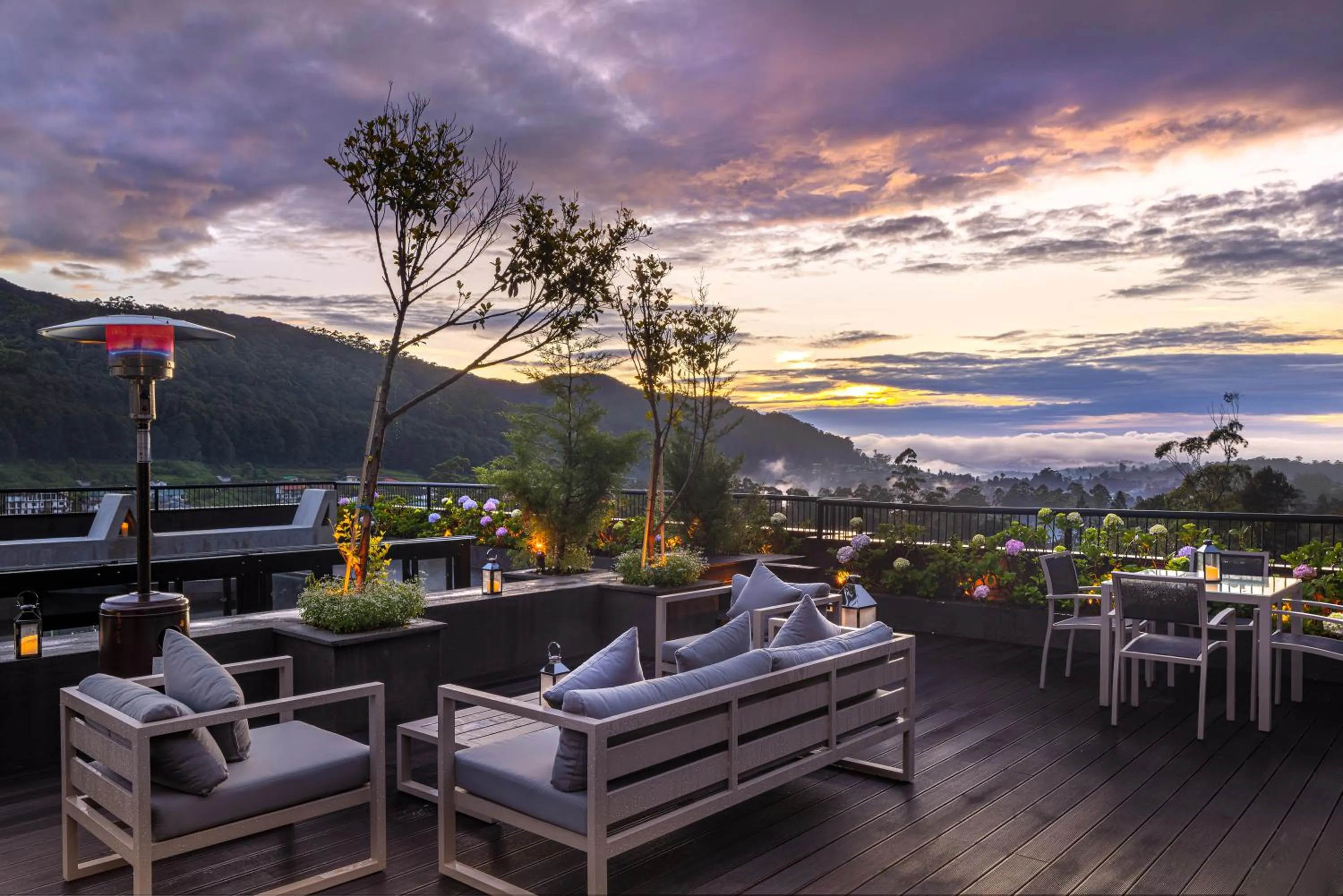 Restaurant/places to eat in The Golden Ridge Hotel