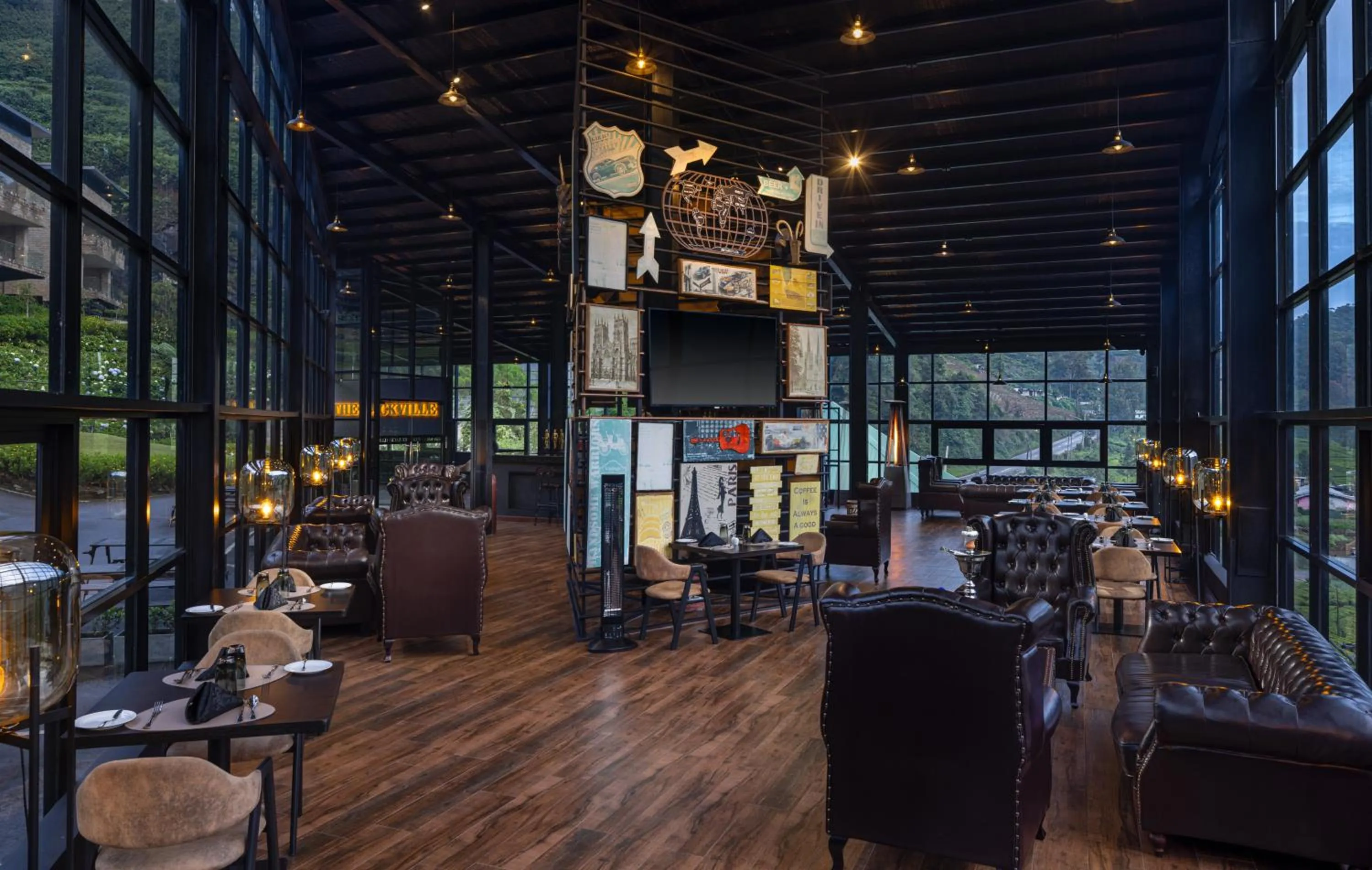 Restaurant/places to eat in The Golden Ridge Hotel