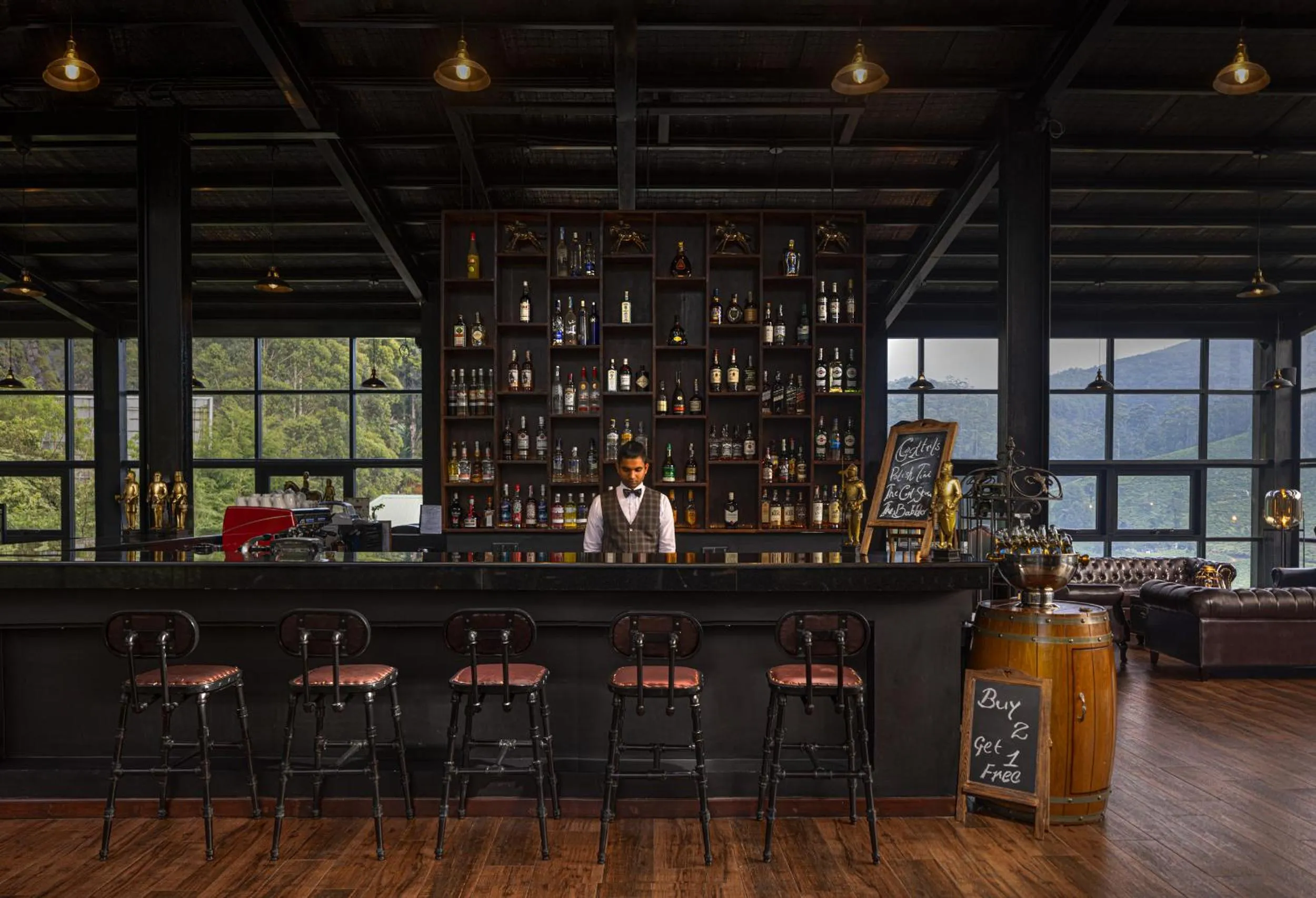 Restaurant/places to eat in The Golden Ridge Hotel