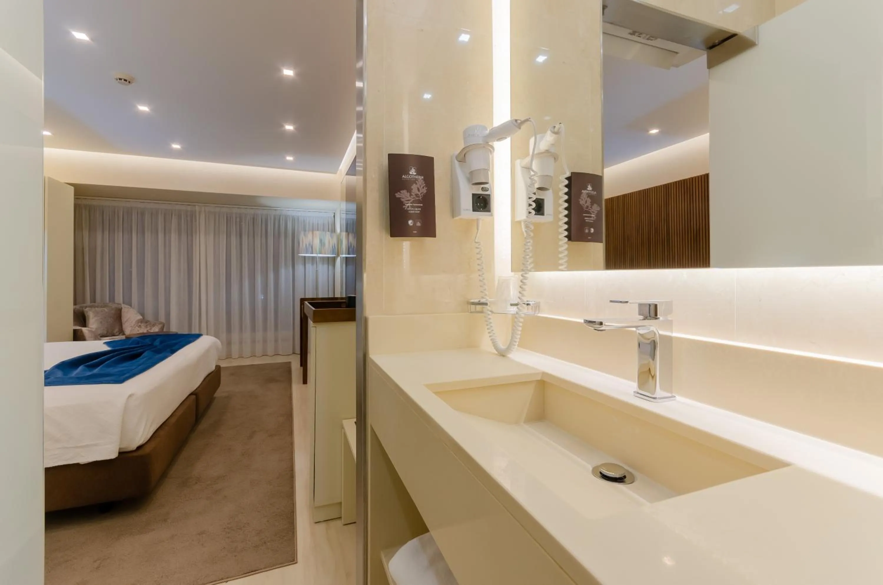 Bathroom, Bed in Hotel Lido