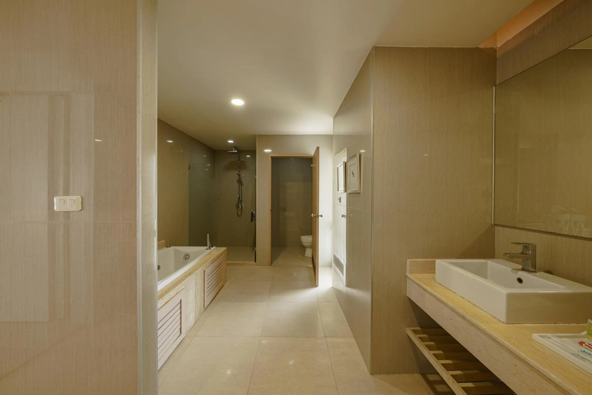 Jolly Suites&Spa Petkasem