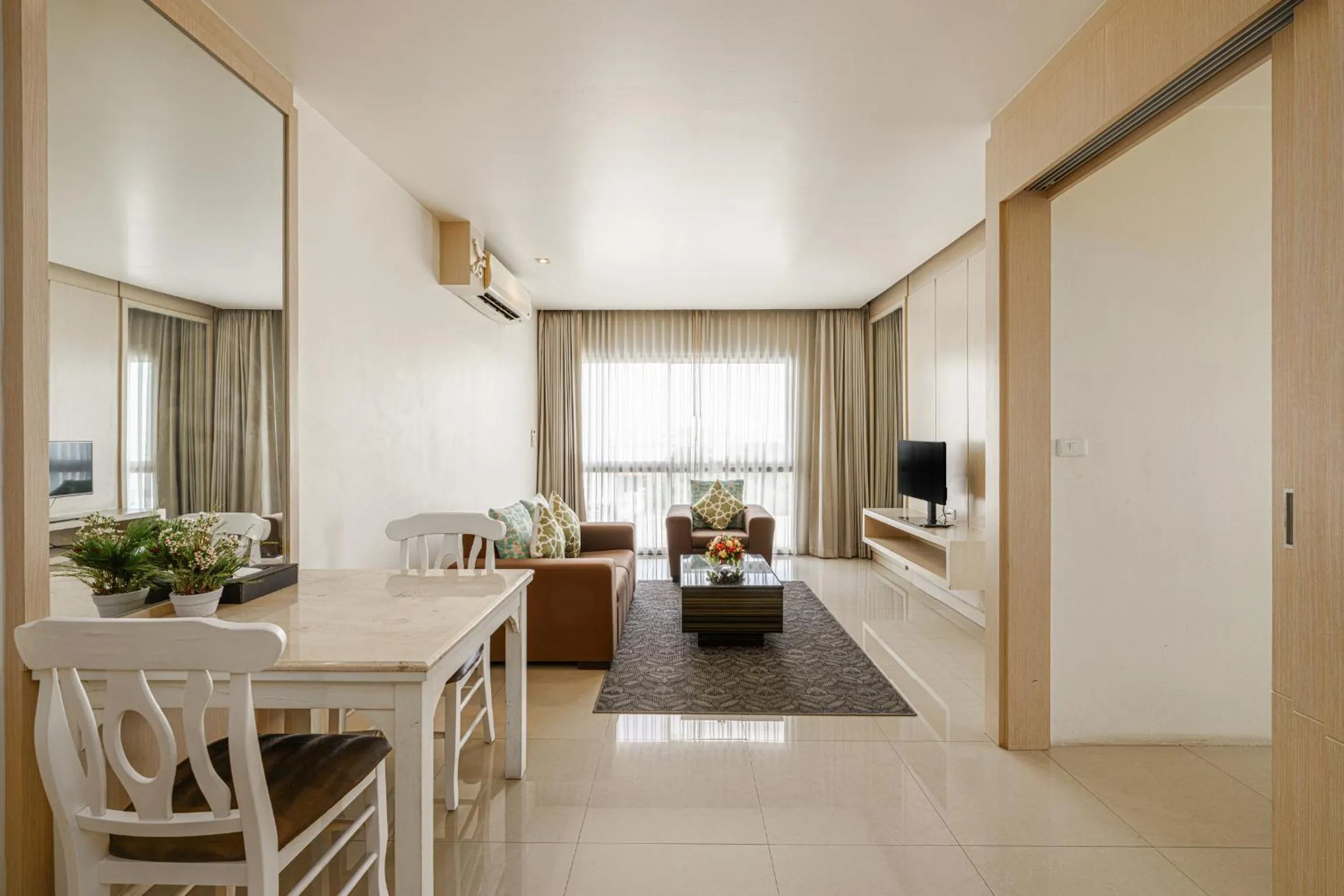 Jolly Suites&Spa Petkasem