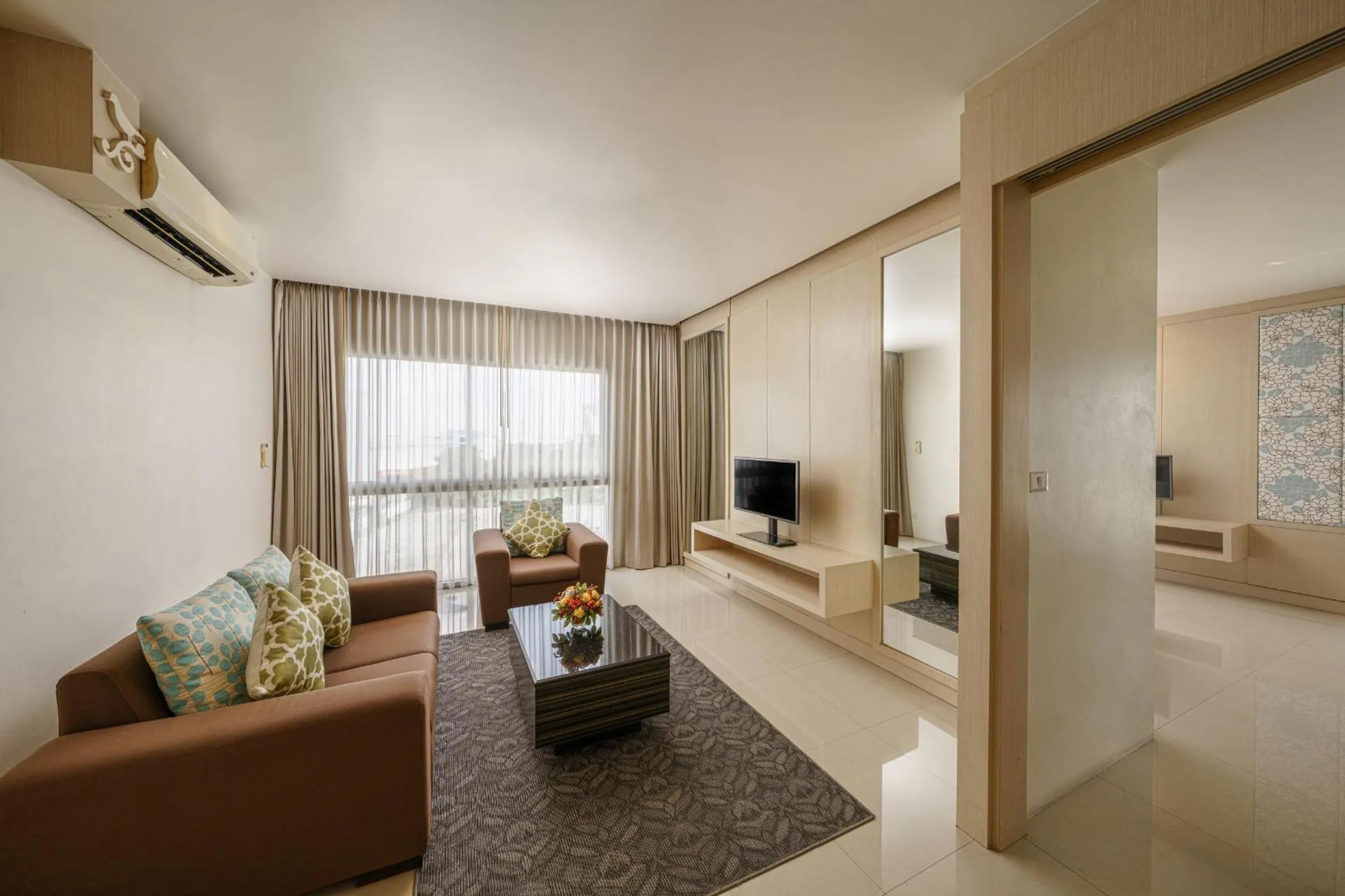 Jolly Suites&Spa Petkasem