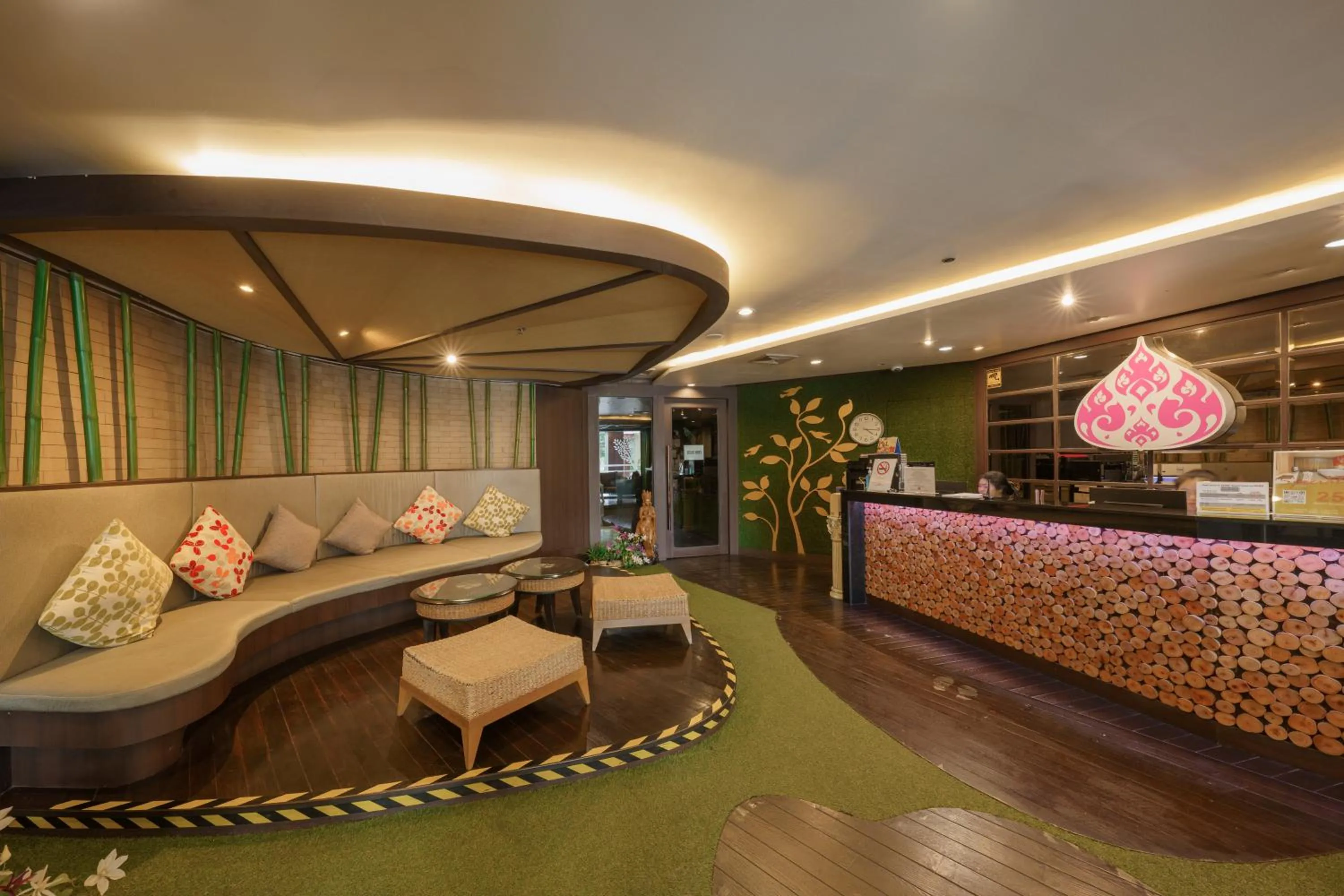 Jolly Suites&Spa Petkasem