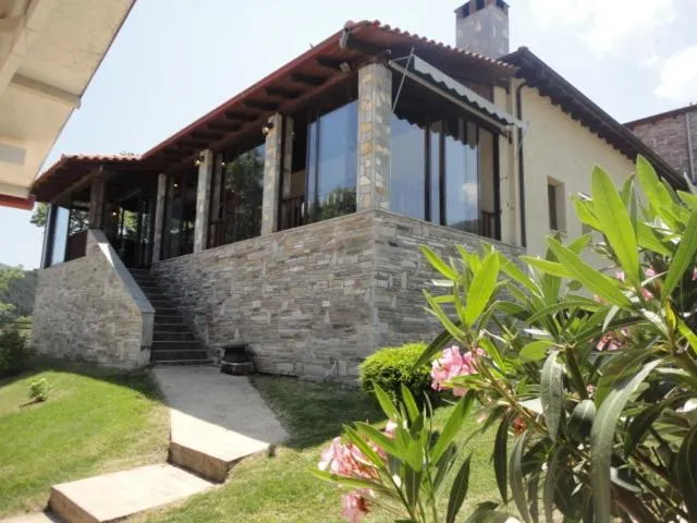 Property building in Arhontiko Liamas