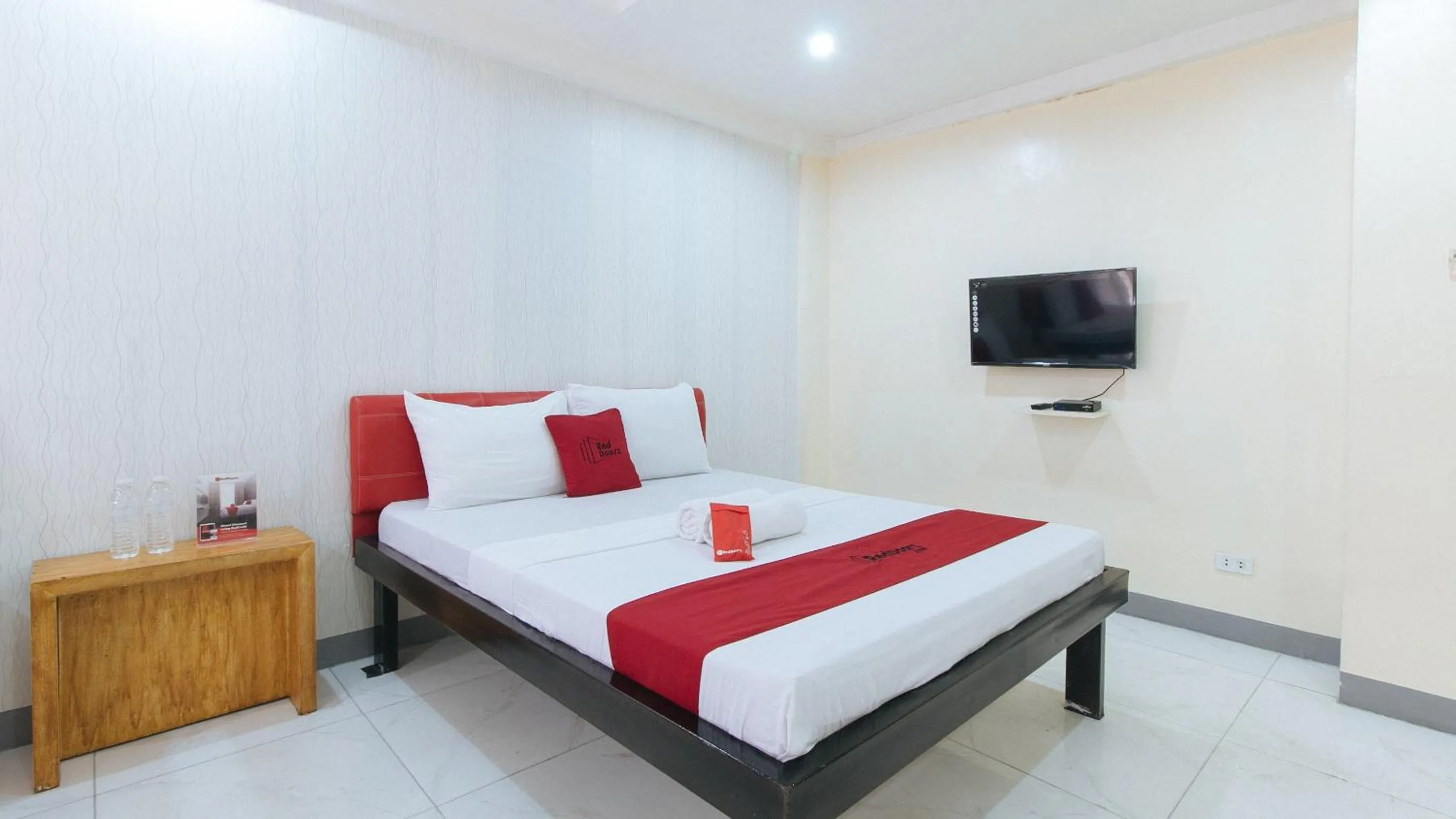 Bed in RedDoorz at DBuilders Rooms Lower Bicutan