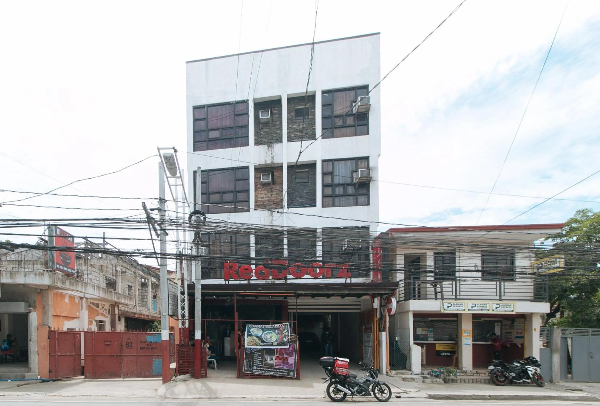 Property building in RedDoorz at DBuilders Rooms Lower Bicutan