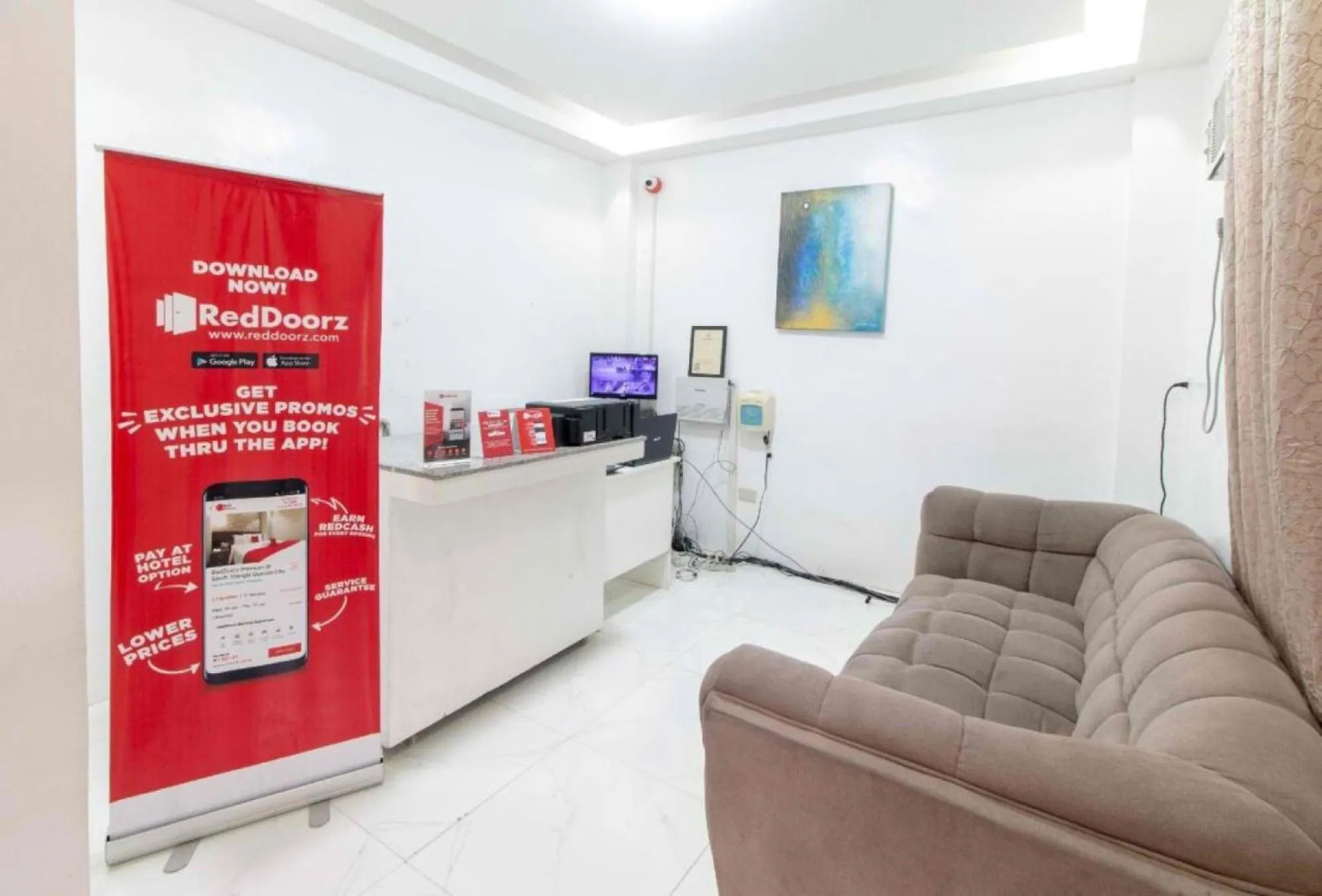 Seating area in RedDoorz at DBuilders Rooms Lower Bicutan