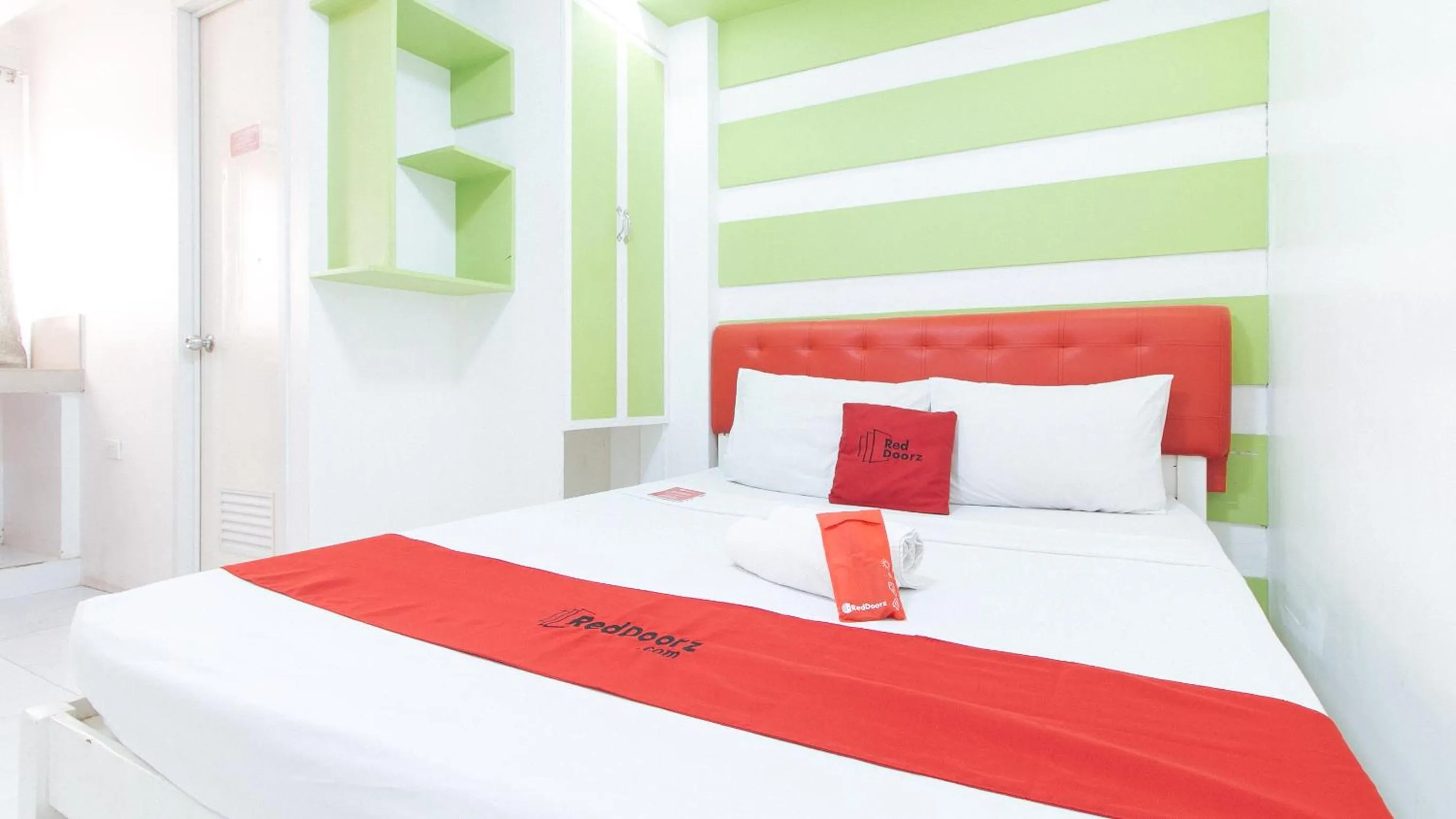 Bed in RedDoorz at DBuilders Rooms Lower Bicutan