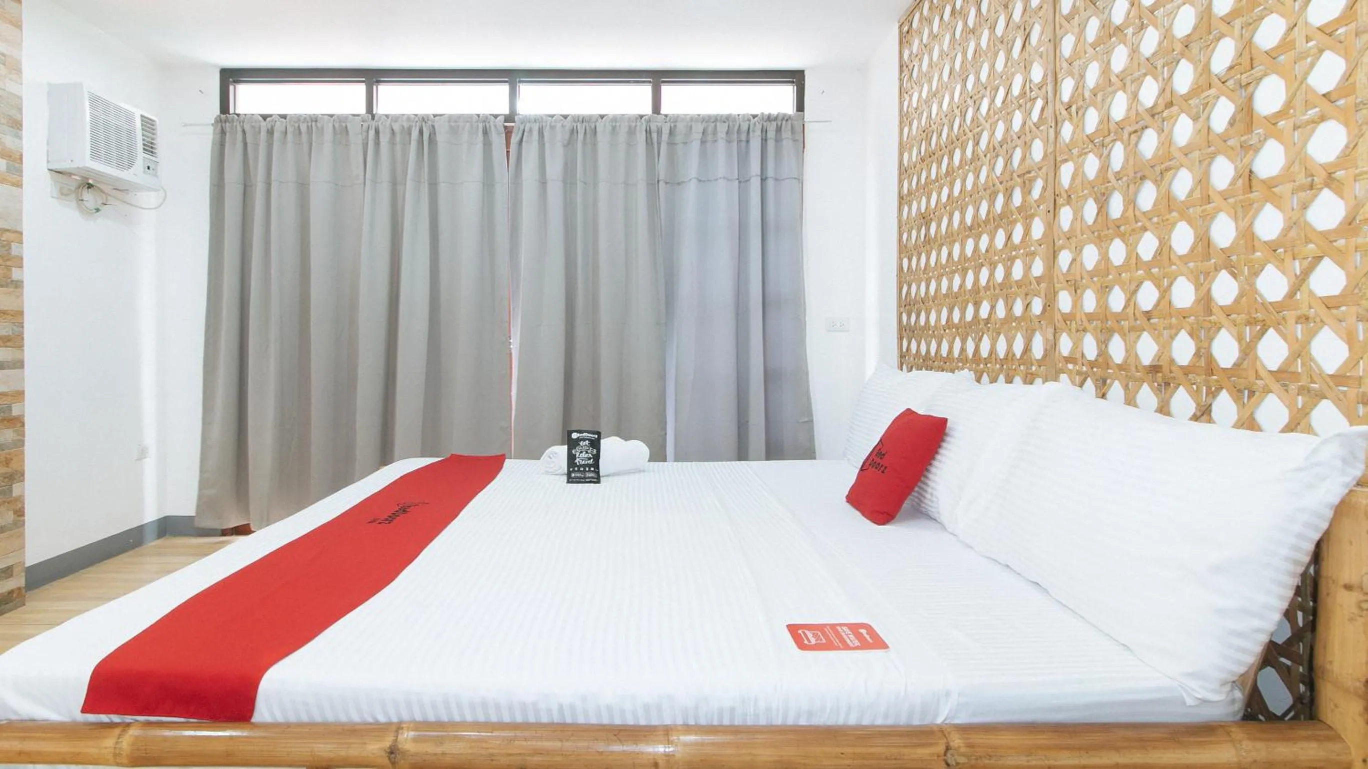 Photo of the whole room, Bed in RedDoorz at DBuilders Rooms Lower Bicutan