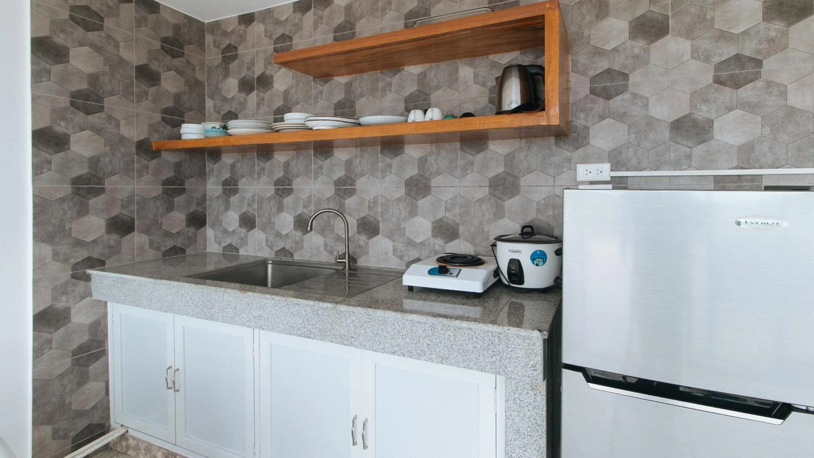 Kitchen or kitchenette in RedDoorz at DBuilders Rooms Lower Bicutan