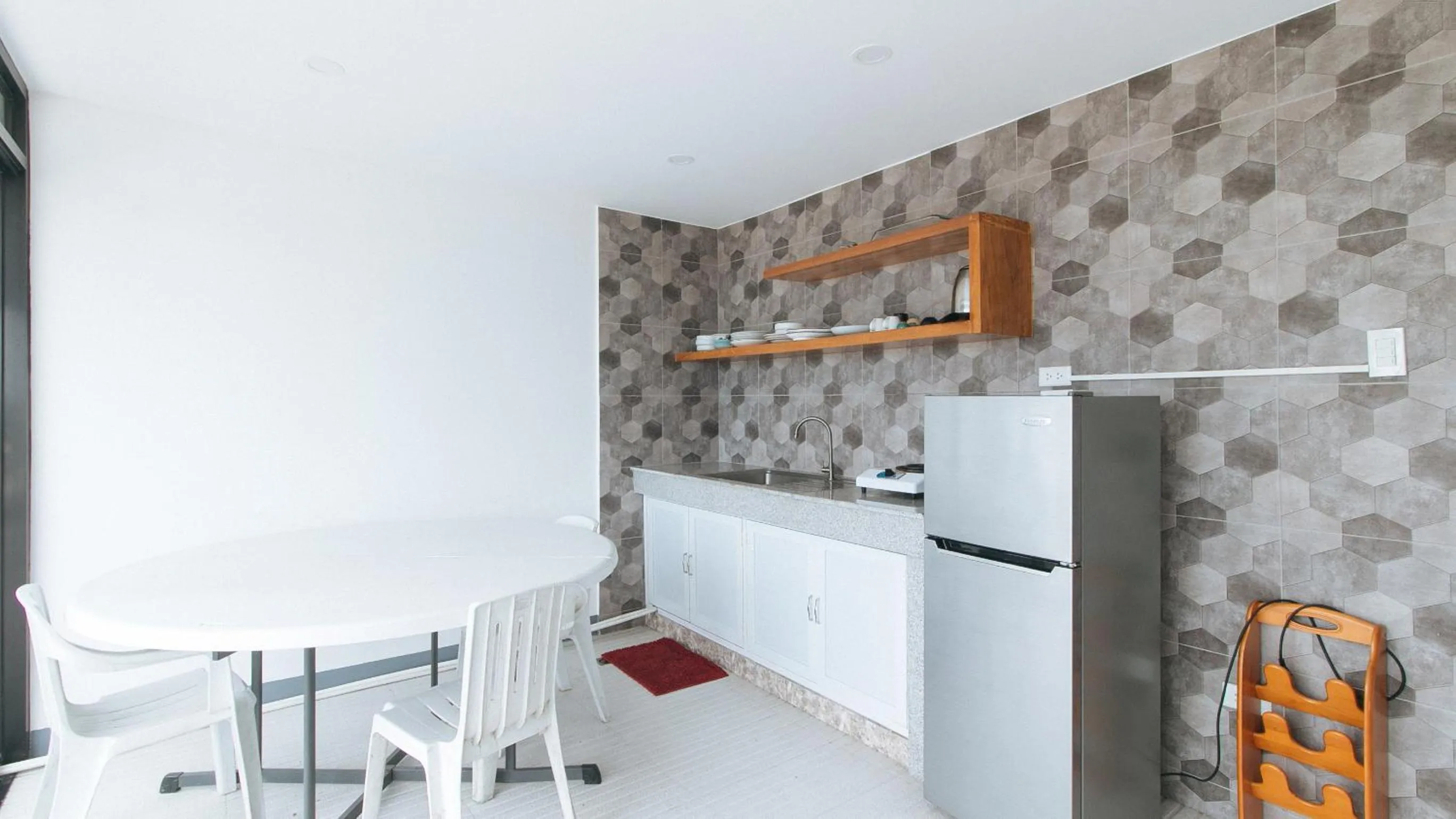 Kitchen or kitchenette in RedDoorz at DBuilders Rooms Lower Bicutan