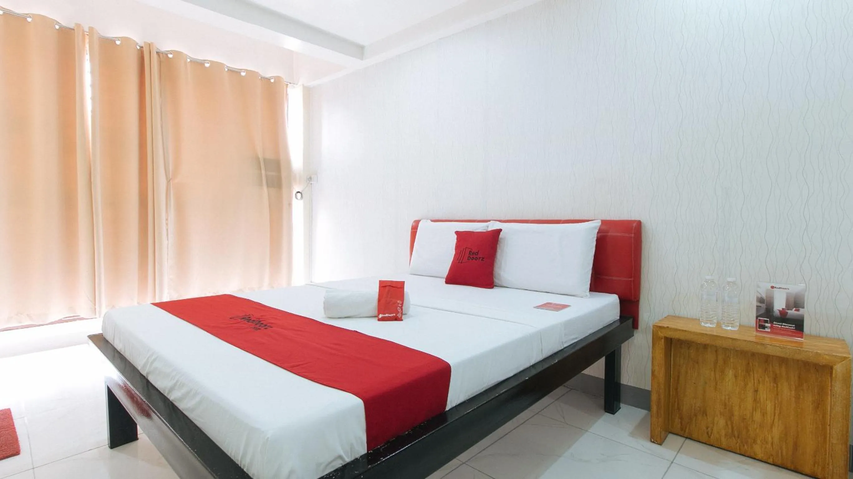 Bed in RedDoorz at DBuilders Rooms Lower Bicutan