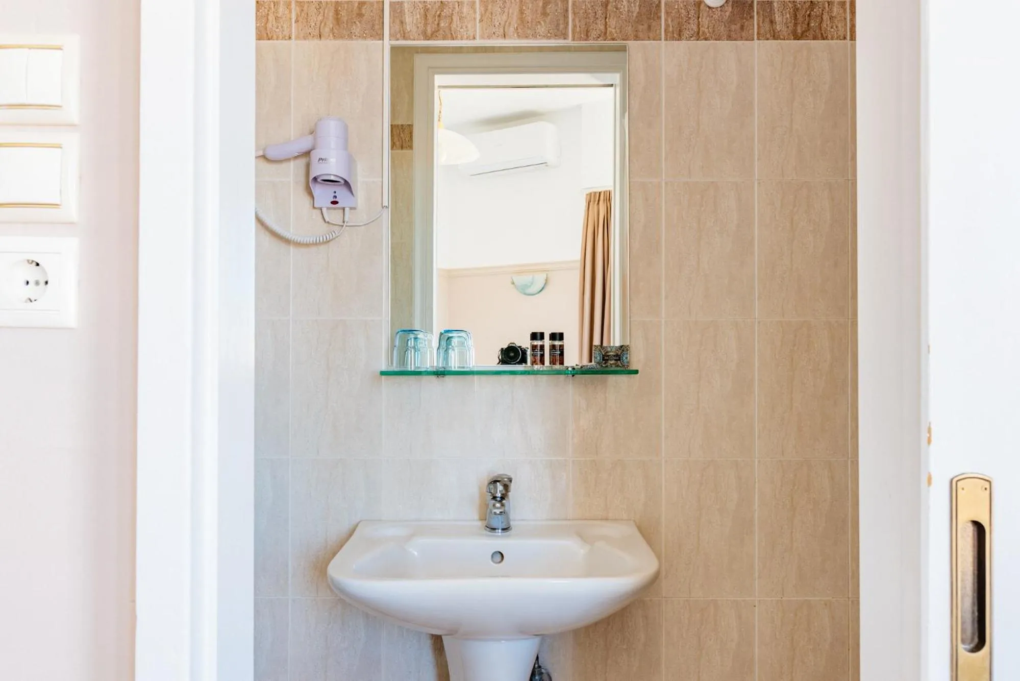 Bathroom in Phaedra Hotel