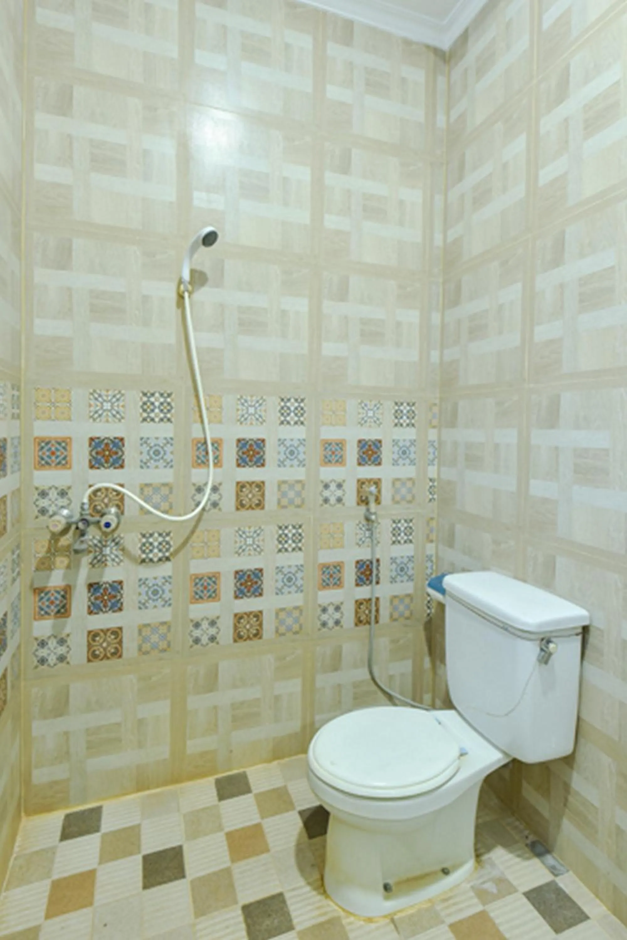 Shower in Sekar Ayu Hotel Malioboro Mitra RedDoorz