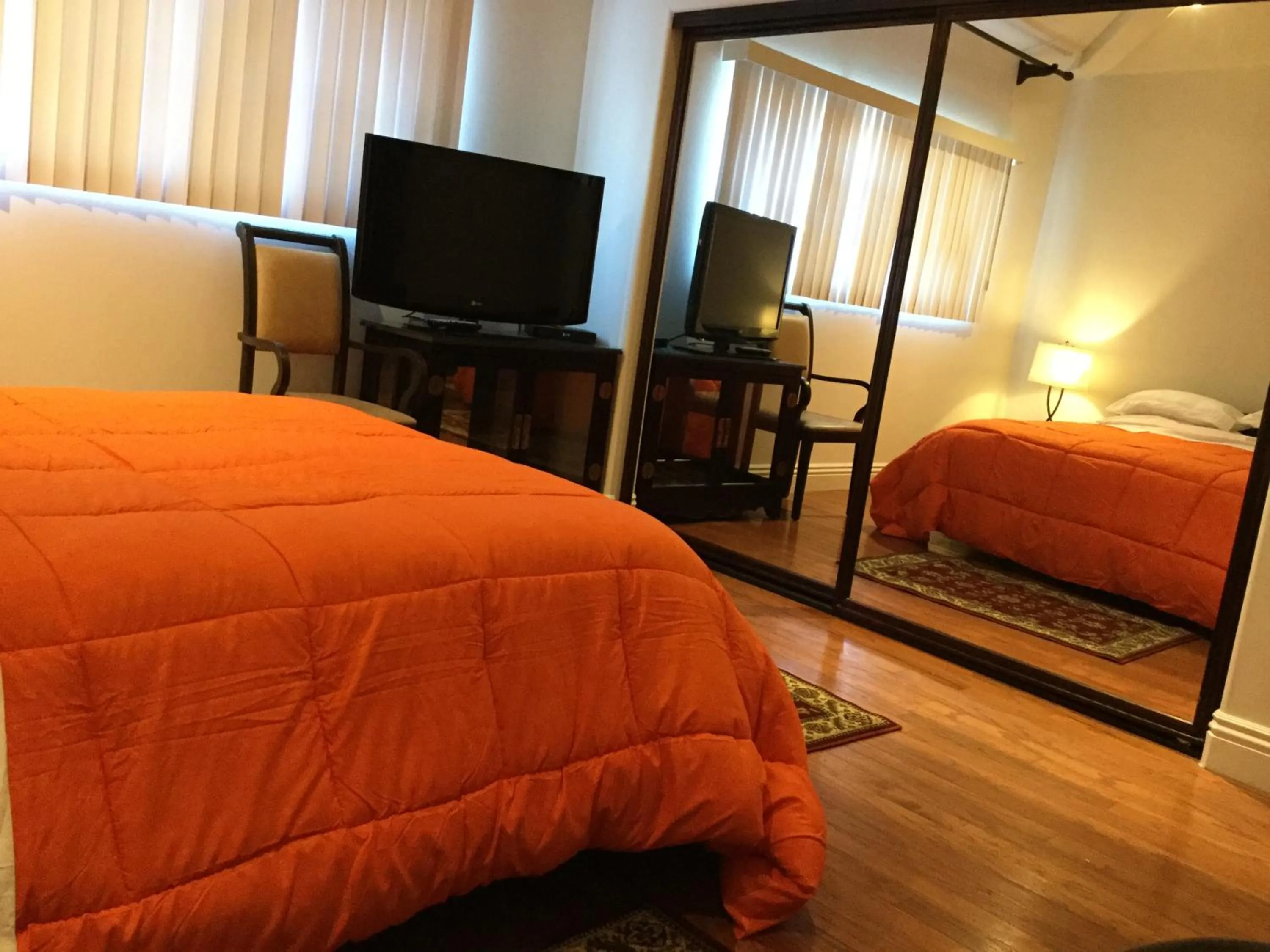 TV and multimedia, Bed in Entire Second Flr - Santa Monica Luxury Roman Villa