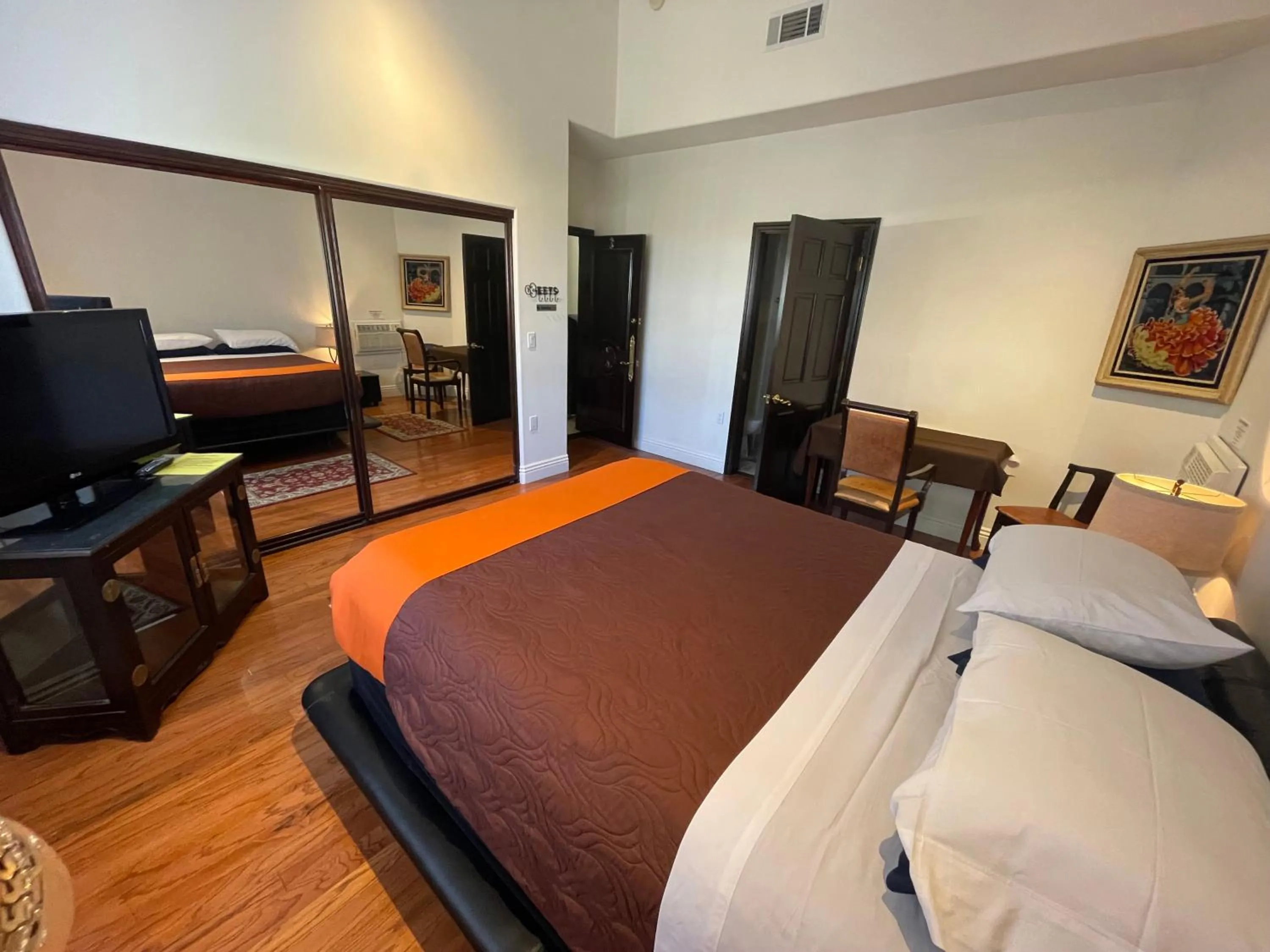 Bed in Entire Second Flr - Santa Monica Luxury Roman Villa