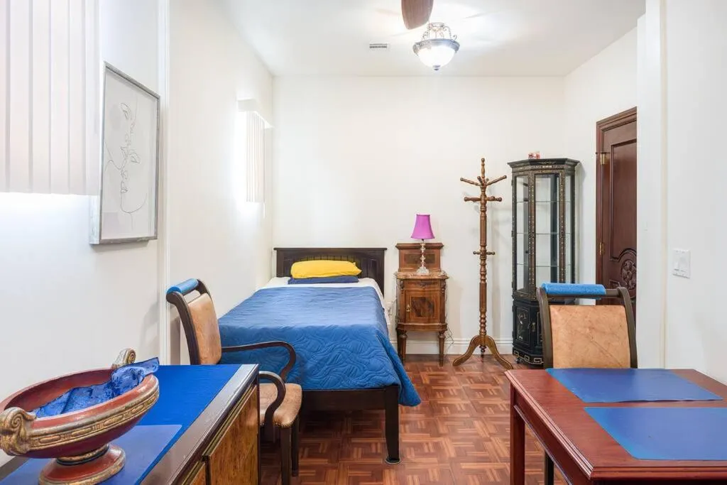 Bed in Entire Second Flr - Santa Monica Luxury Roman Villa