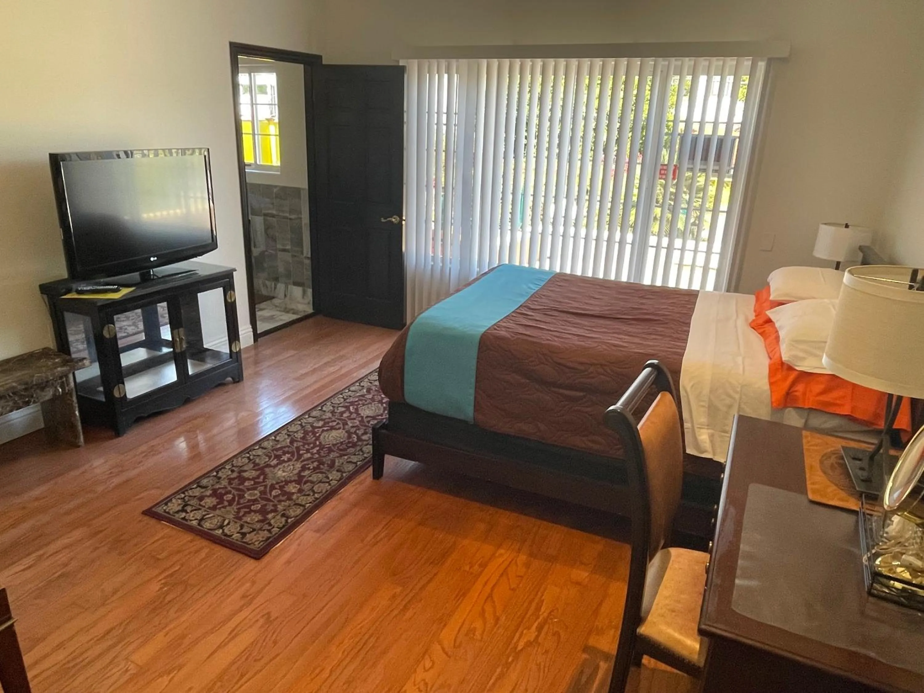 Bed in Entire Second Flr - Santa Monica Luxury Roman Villa