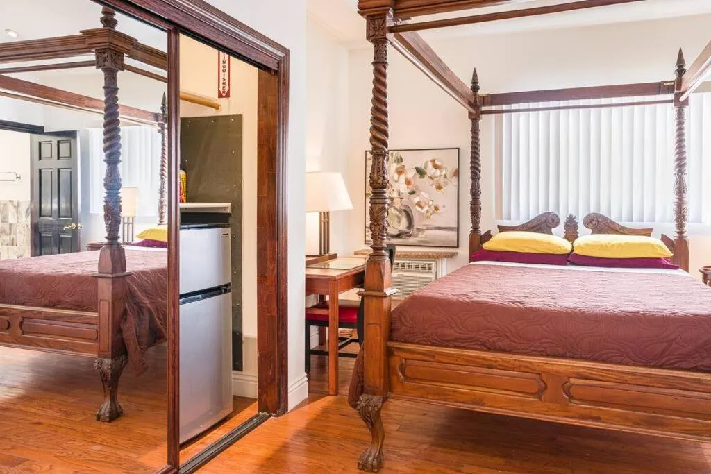 Bed in Entire Second Flr - Santa Monica Luxury Roman Villa