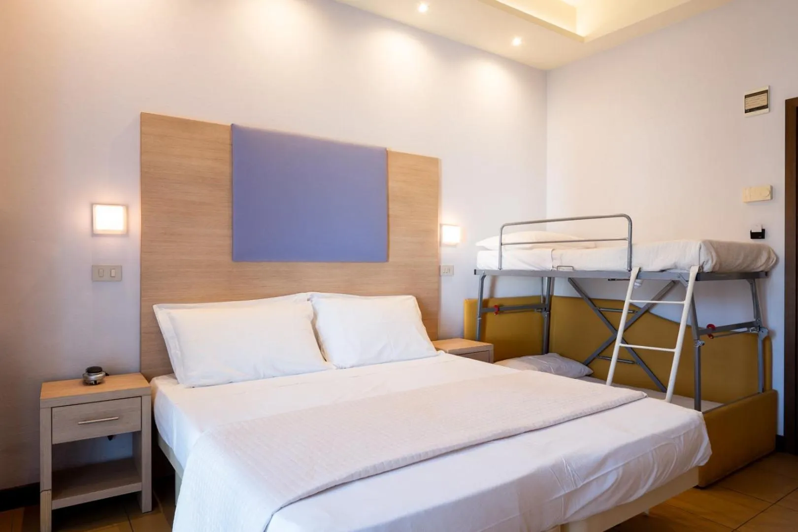 Photo of the whole room, Bed in Hotel City