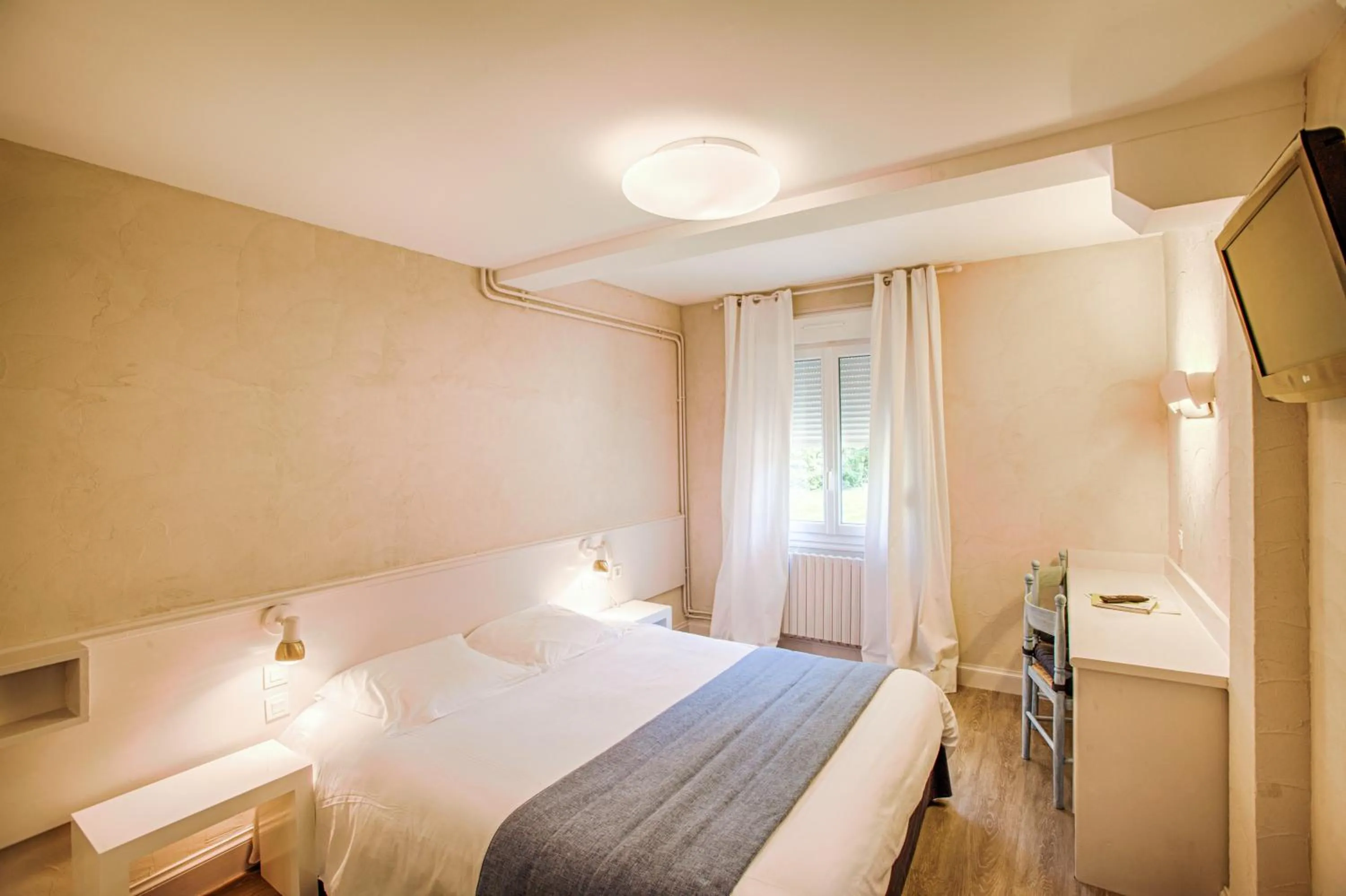 Garden view, Bed in Logis Hôtel Restaurant L'Ile de Sées