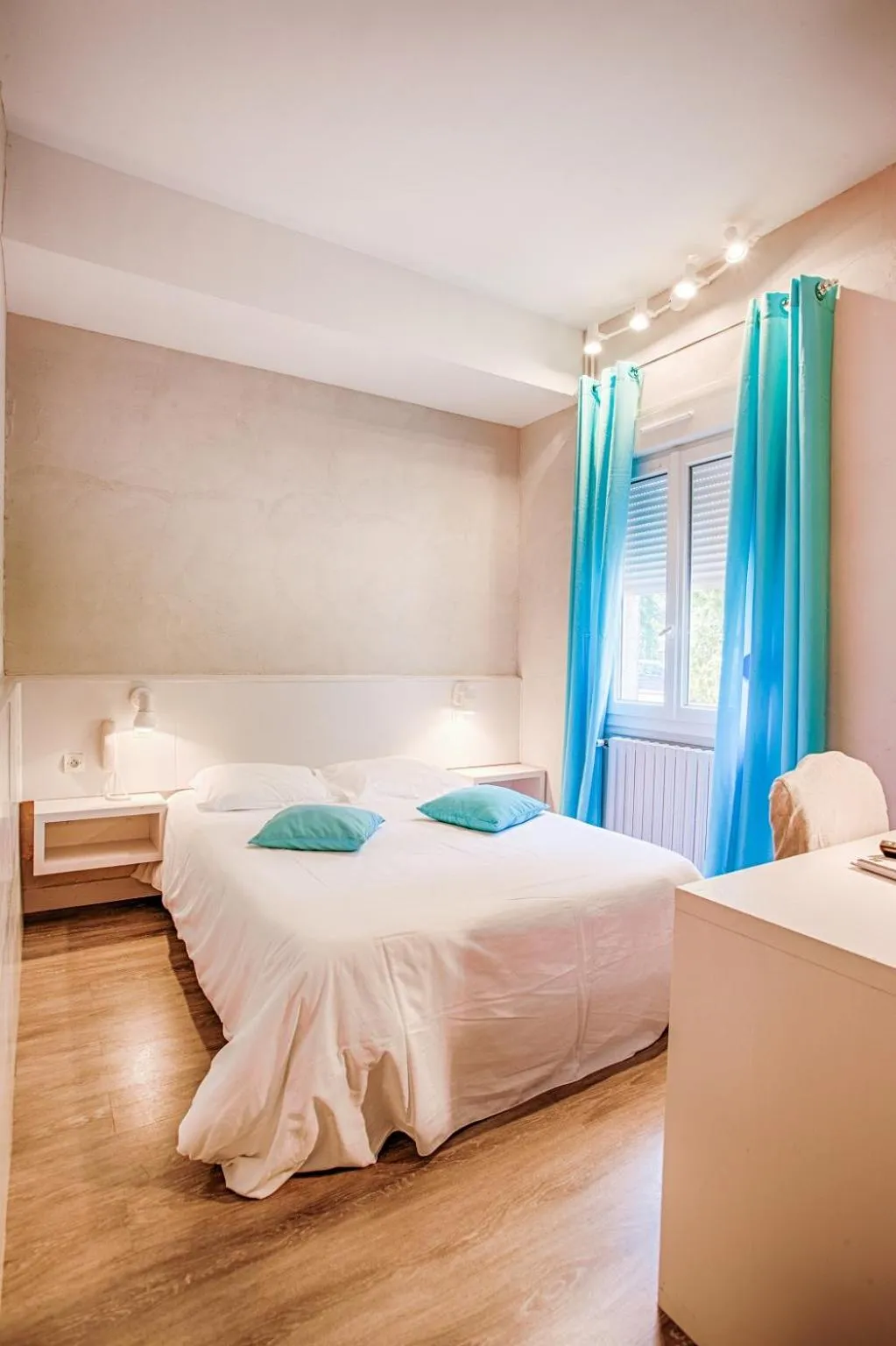 Bed in Logis Hôtel Restaurant L'Ile de Sées