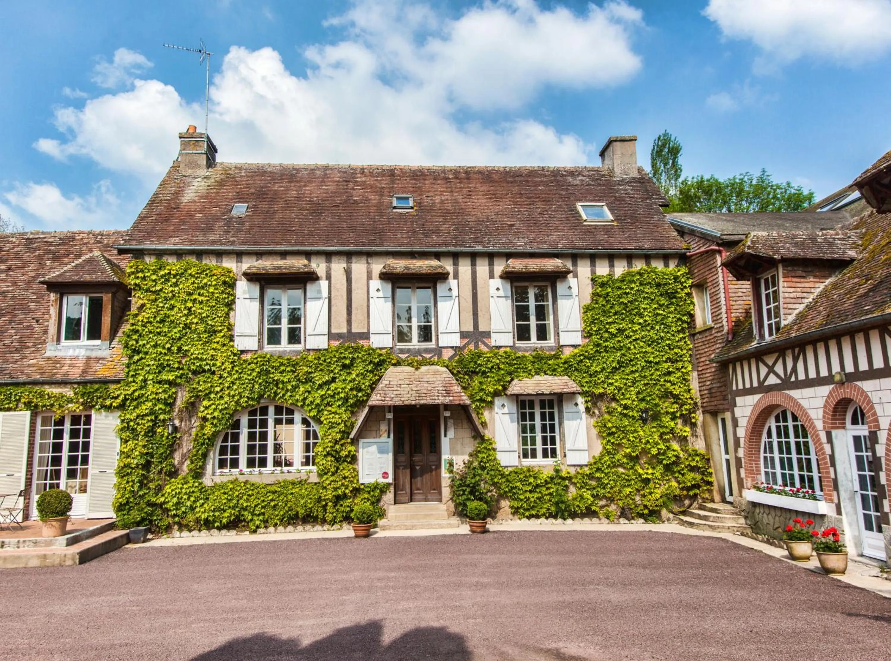 Facade/entrance in Logis Hôtel Restaurant L'Ile de Sées