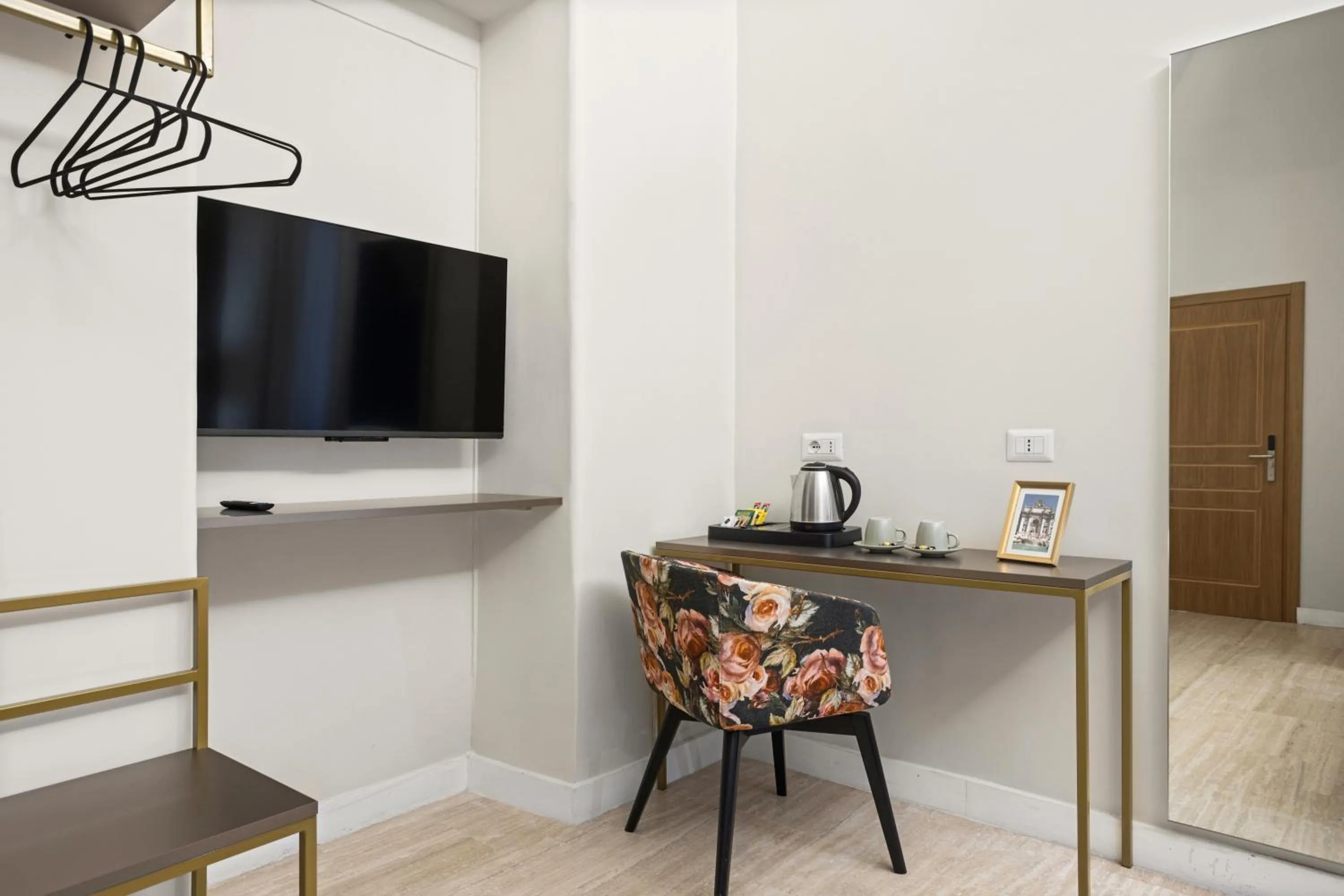 Photo of the whole room in Gh Trevi Fountain